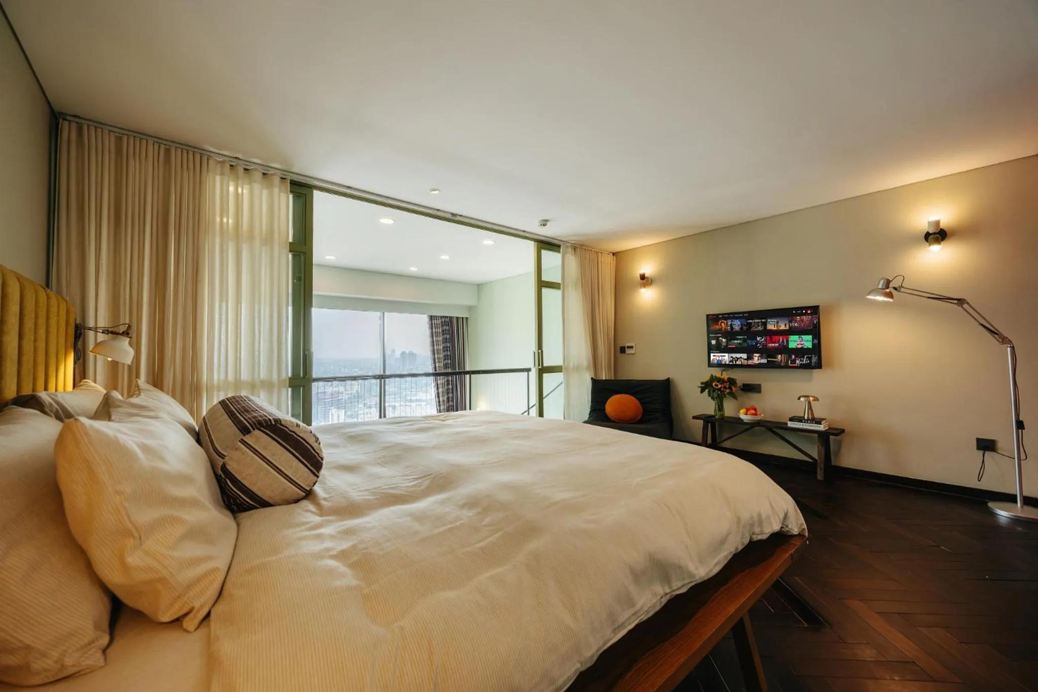 Communal lounge/ TV room, Bed in PentStudio Duplex Apartment