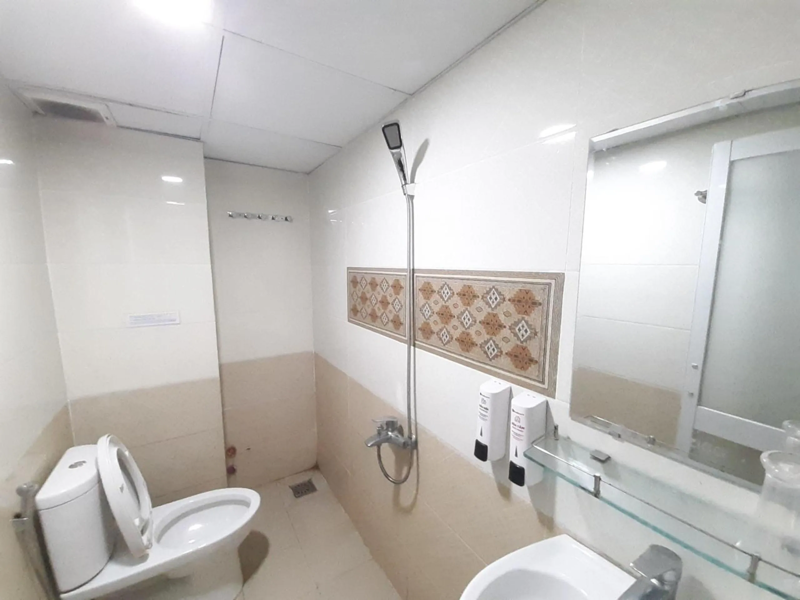 Bathroom in Capital O 1221 Thien An Hotel