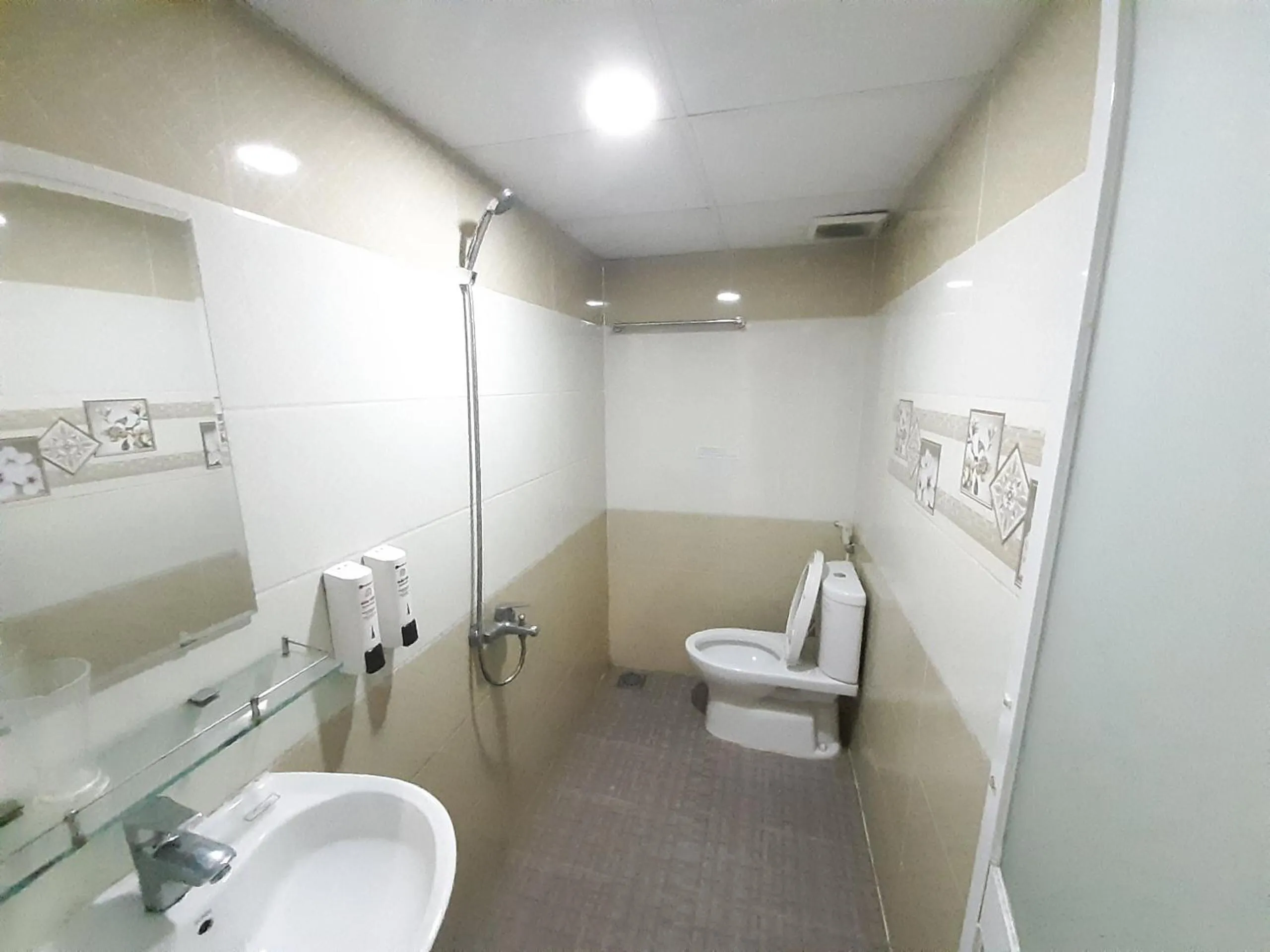 Bathroom in Capital O 1221 Thien An Hotel