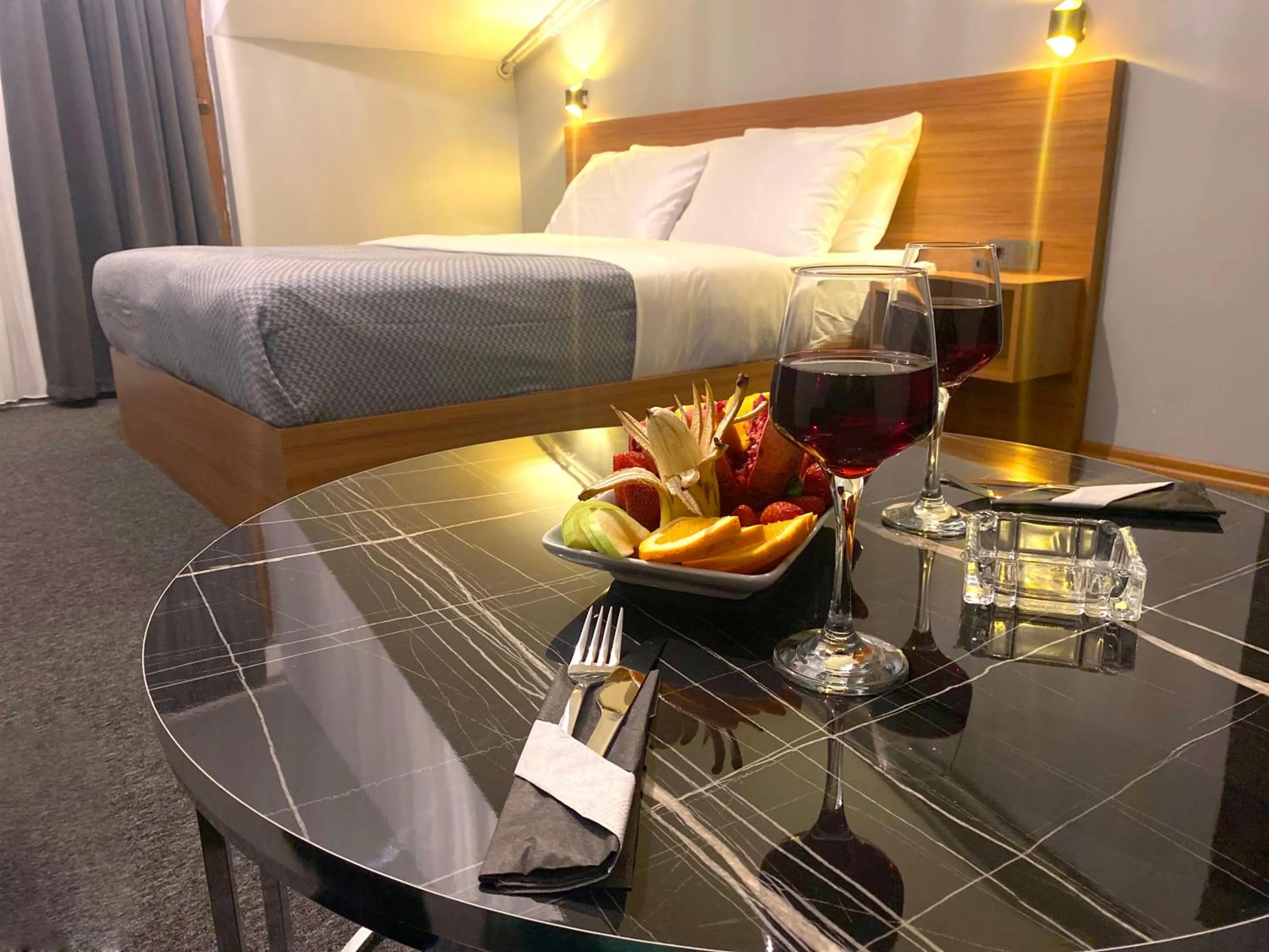 Seating area, Bed in Rosse Hotel