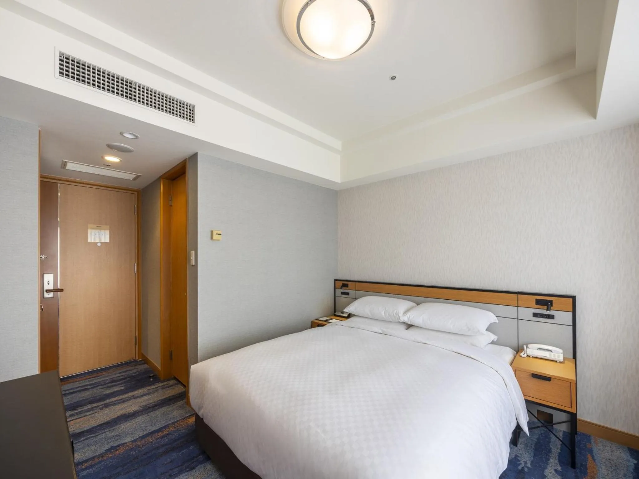 Bed in JR Hotel Clement Takamatsu