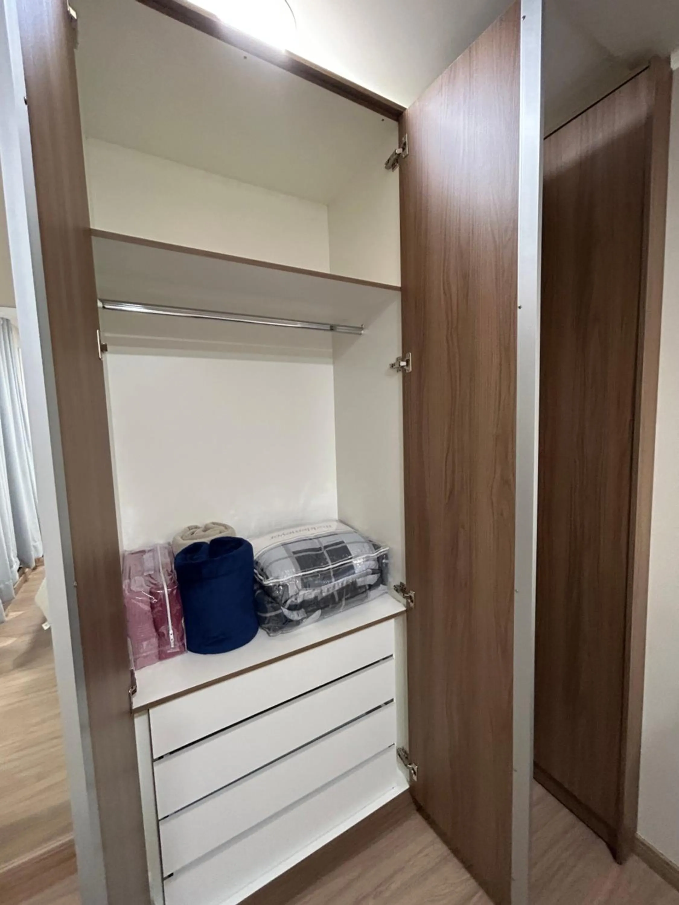 wardrobe in Kitnet 5