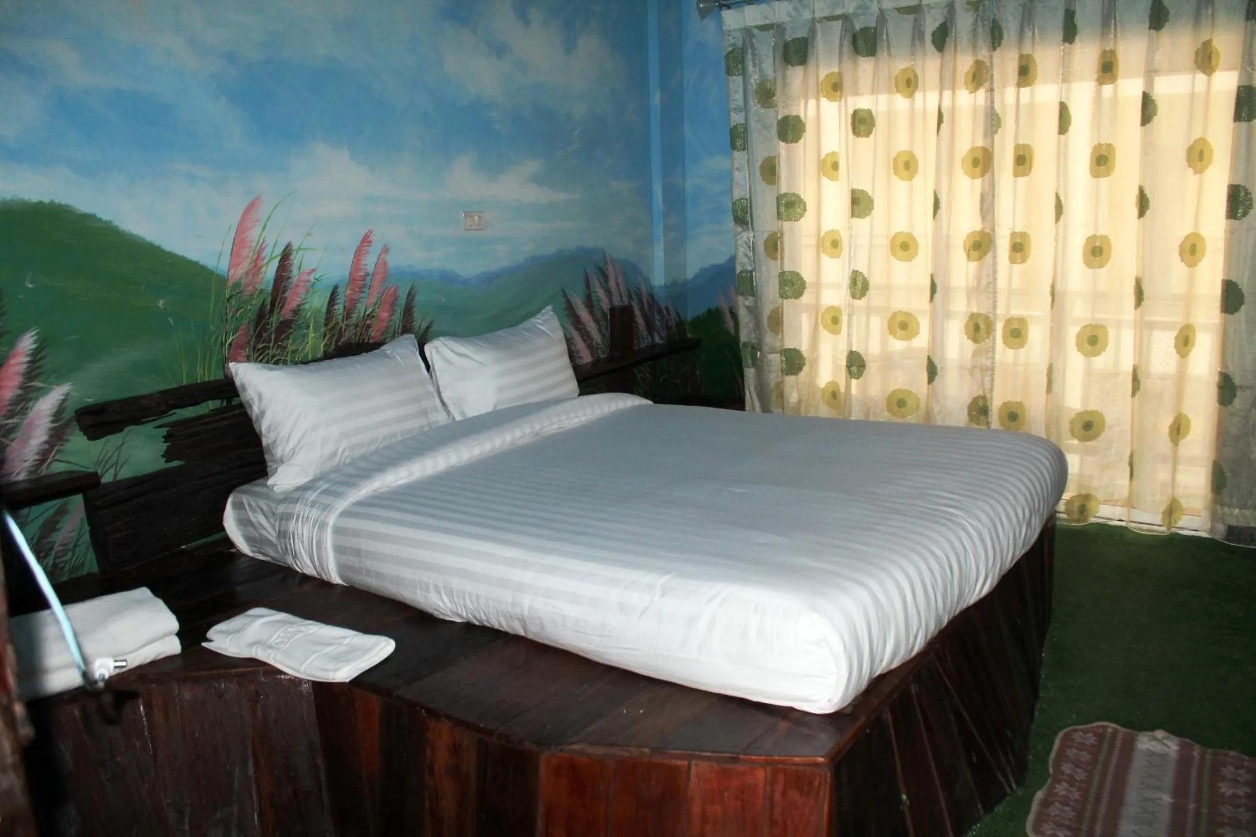 Photo of the whole room, Bed in Huen Chan Thip