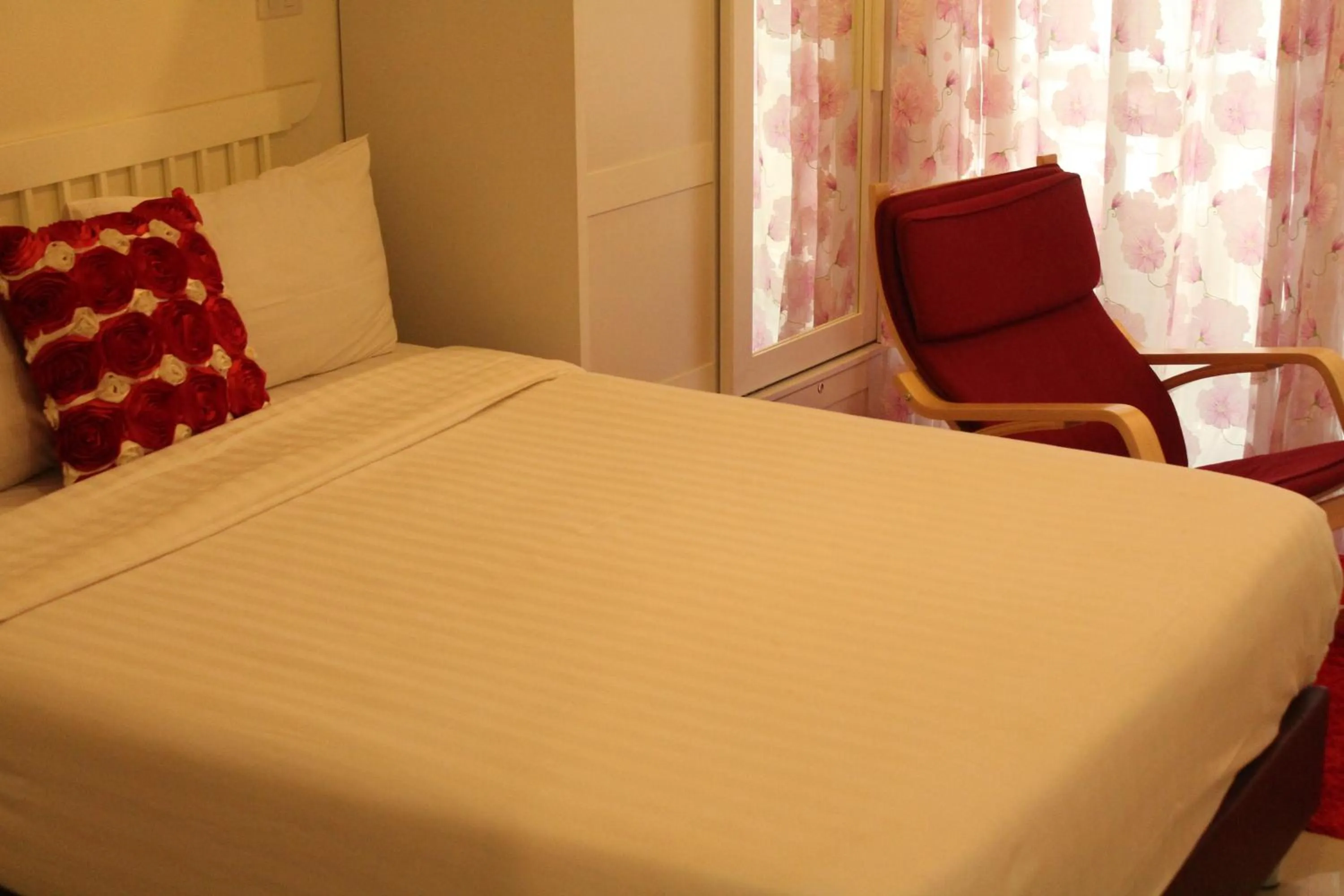 Photo of the whole room, Bed in Huen Chan Thip