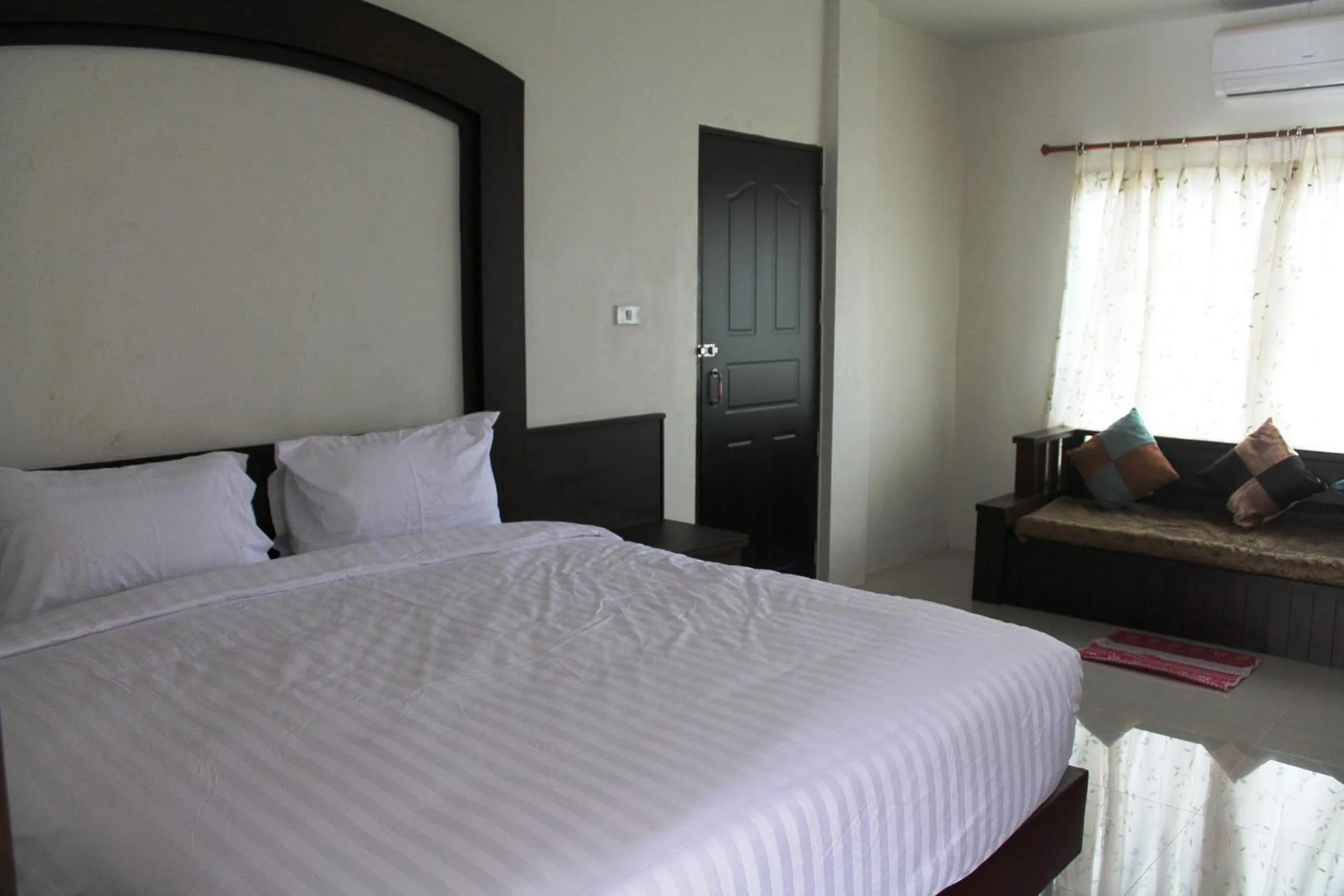 Photo of the whole room, Bed in Huen Chan Thip