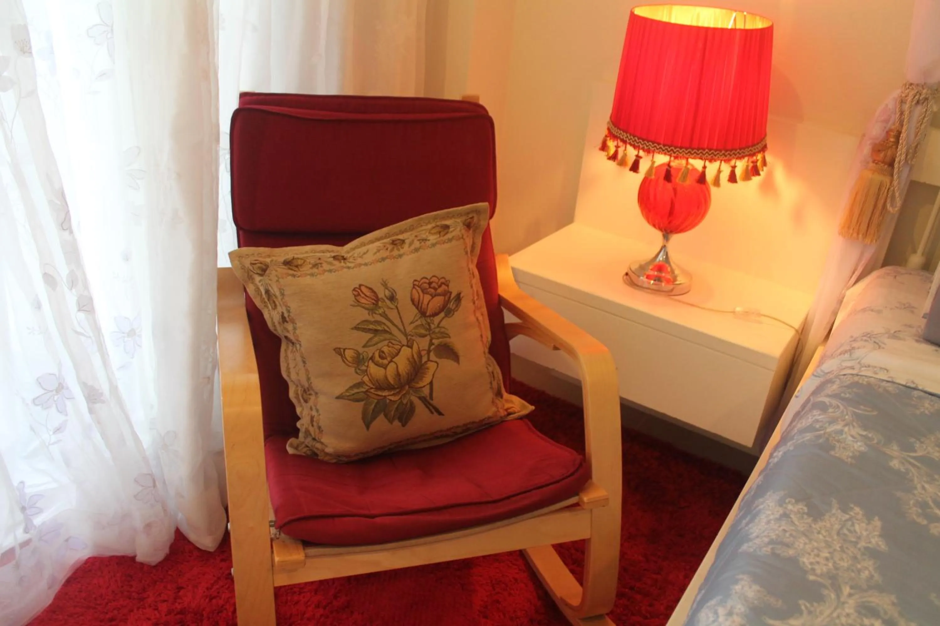 Seating area, Bed in Huen Chan Thip