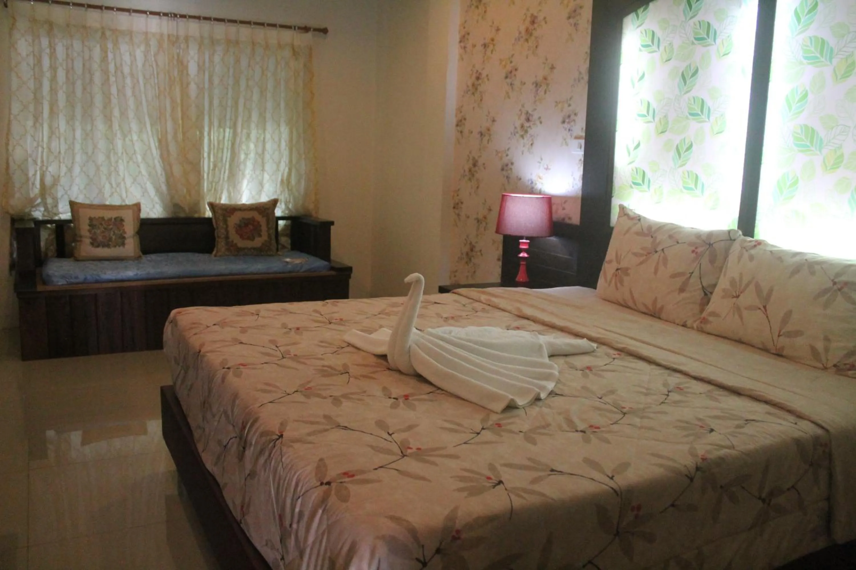 Photo of the whole room, Bed in Huen Chan Thip