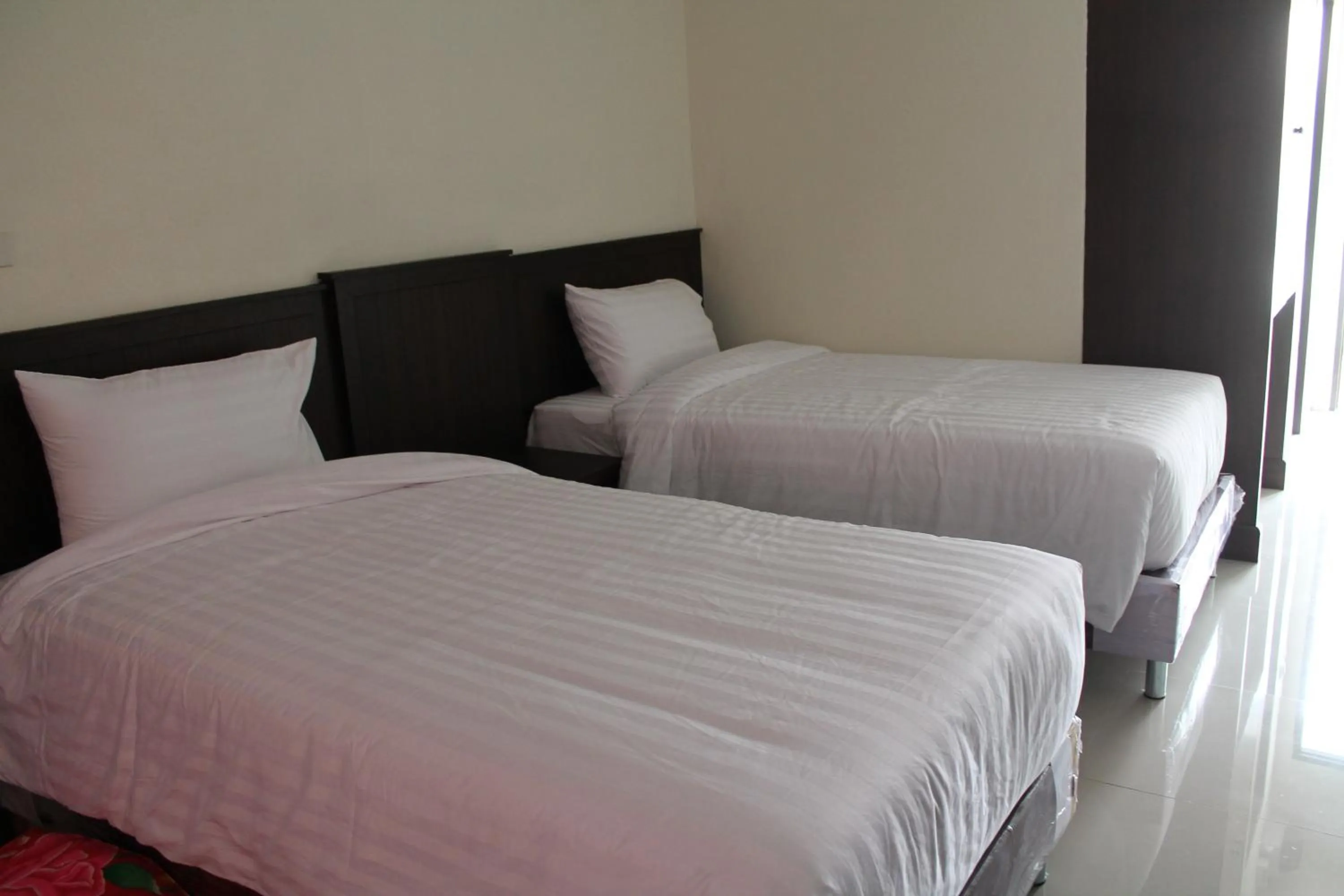 Photo of the whole room, Bed in Huen Chan Thip