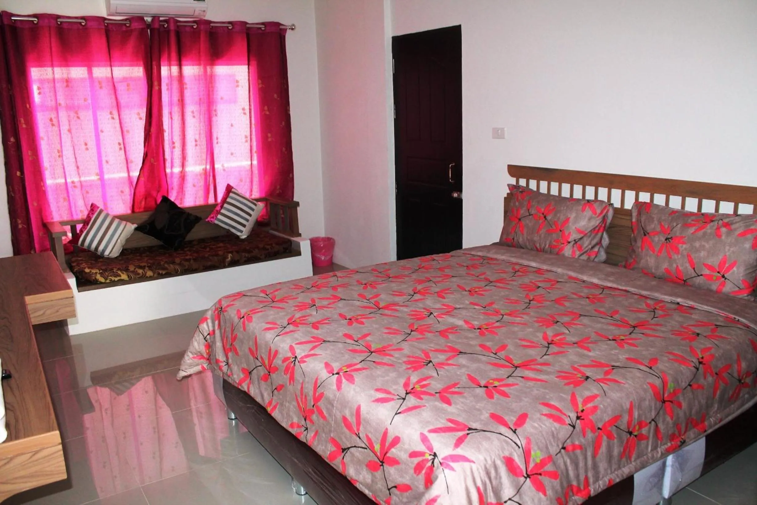 Photo of the whole room, Bed in Huen Chan Thip