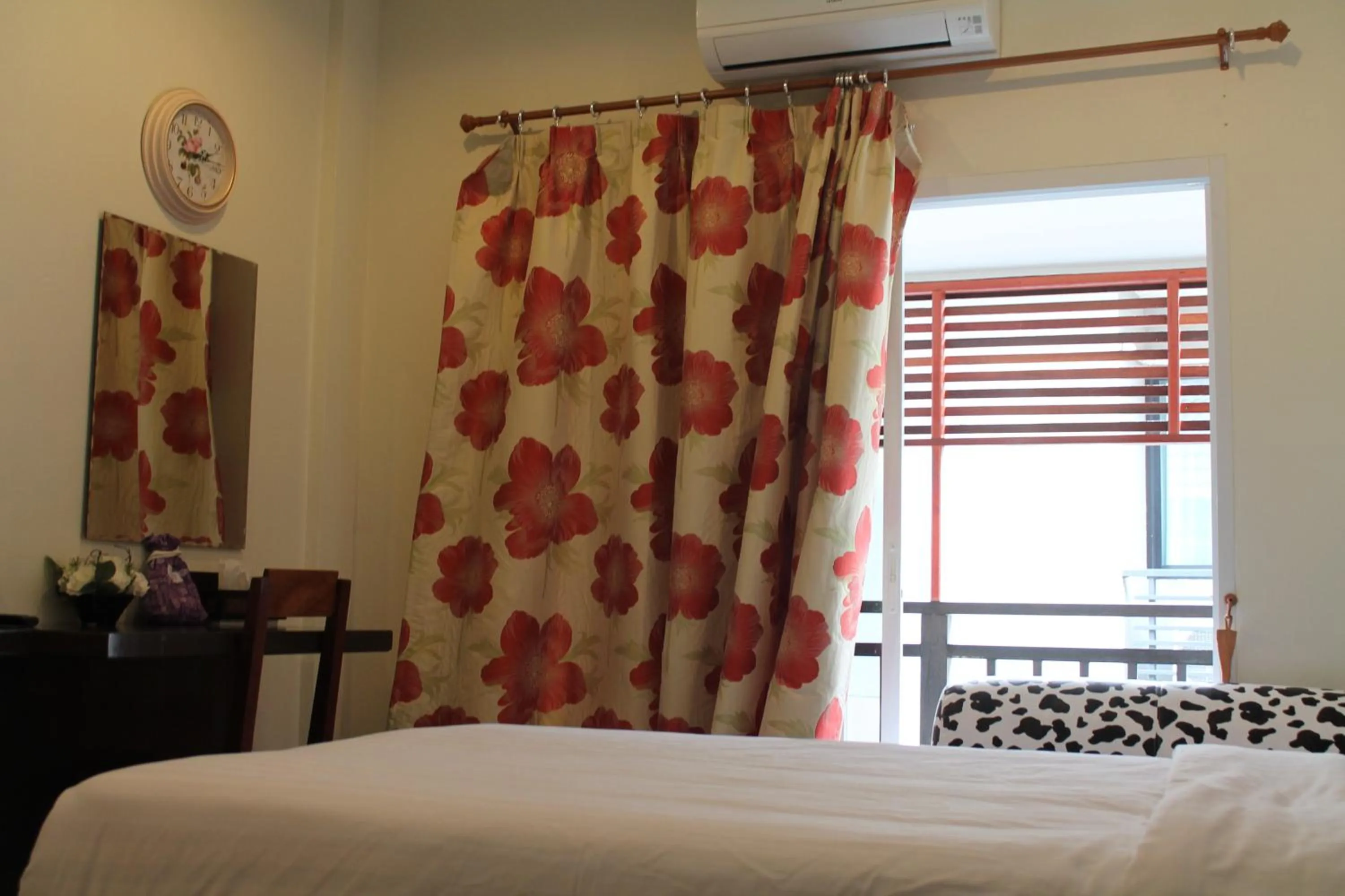 Photo of the whole room, Bed in Huen Chan Thip