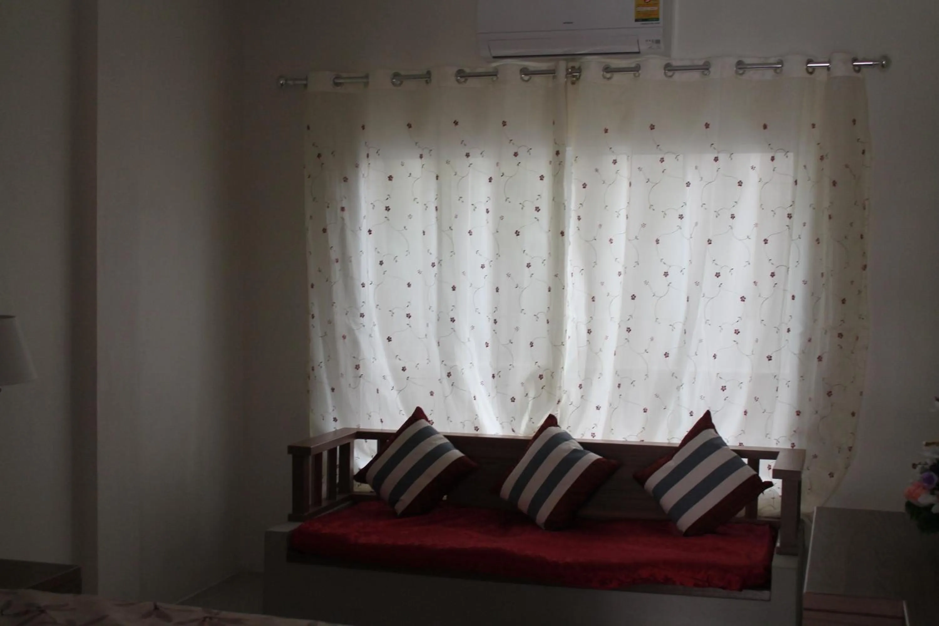 Photo of the whole room, Bed in Huen Chan Thip