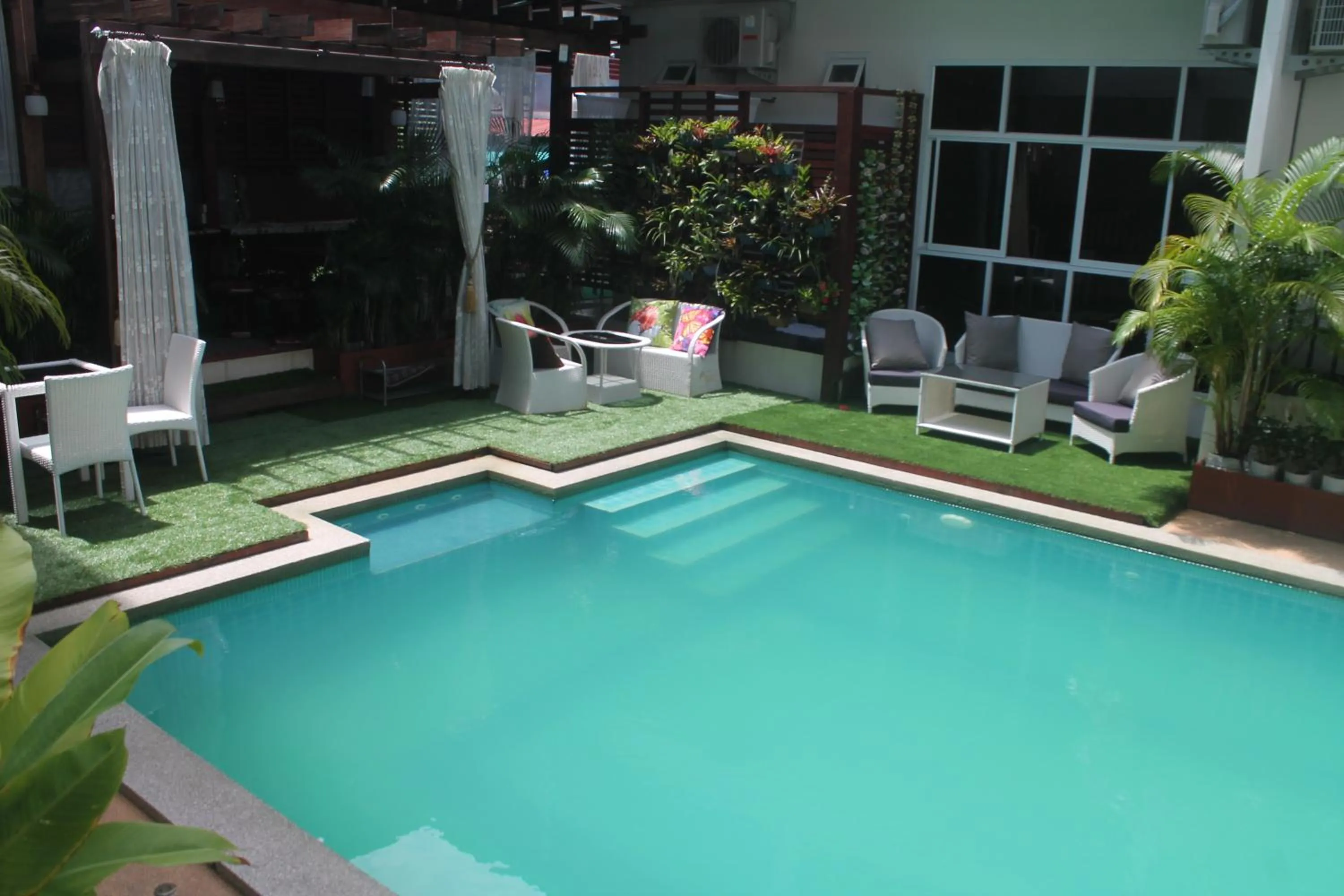 Swimming pool in Huen Chan Thip