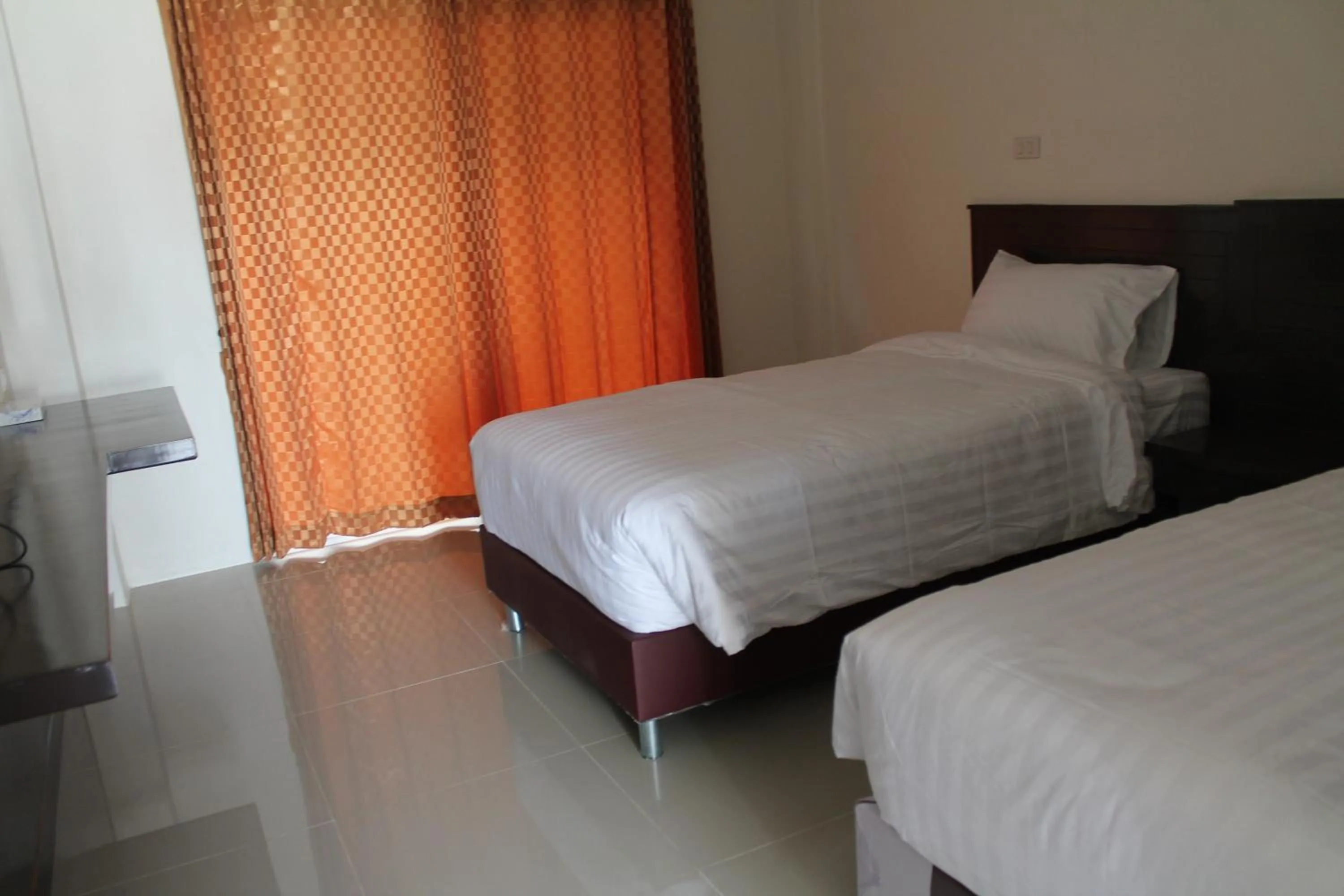 Photo of the whole room, Bed in Huen Chan Thip