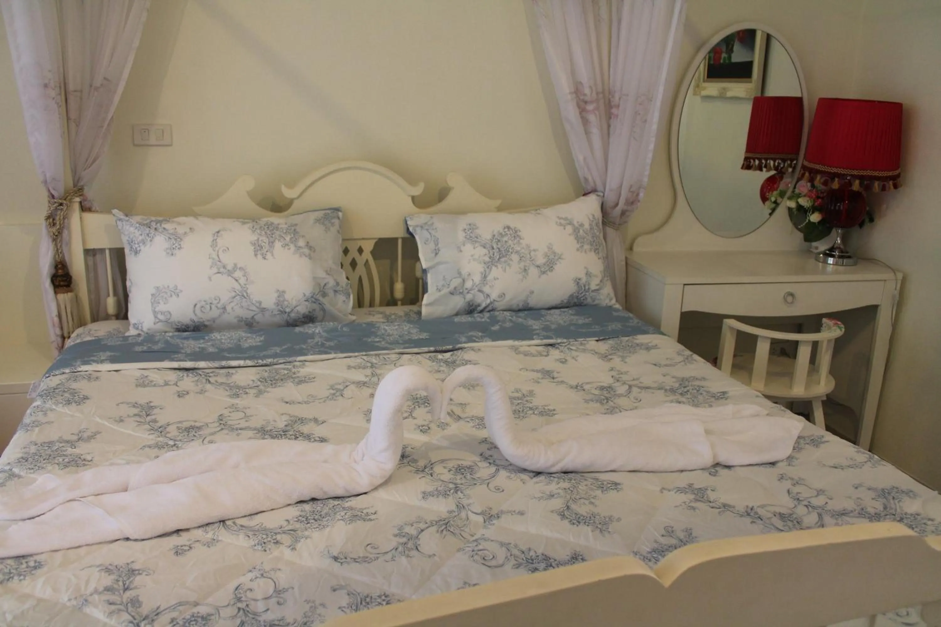 Photo of the whole room, Bed in Huen Chan Thip