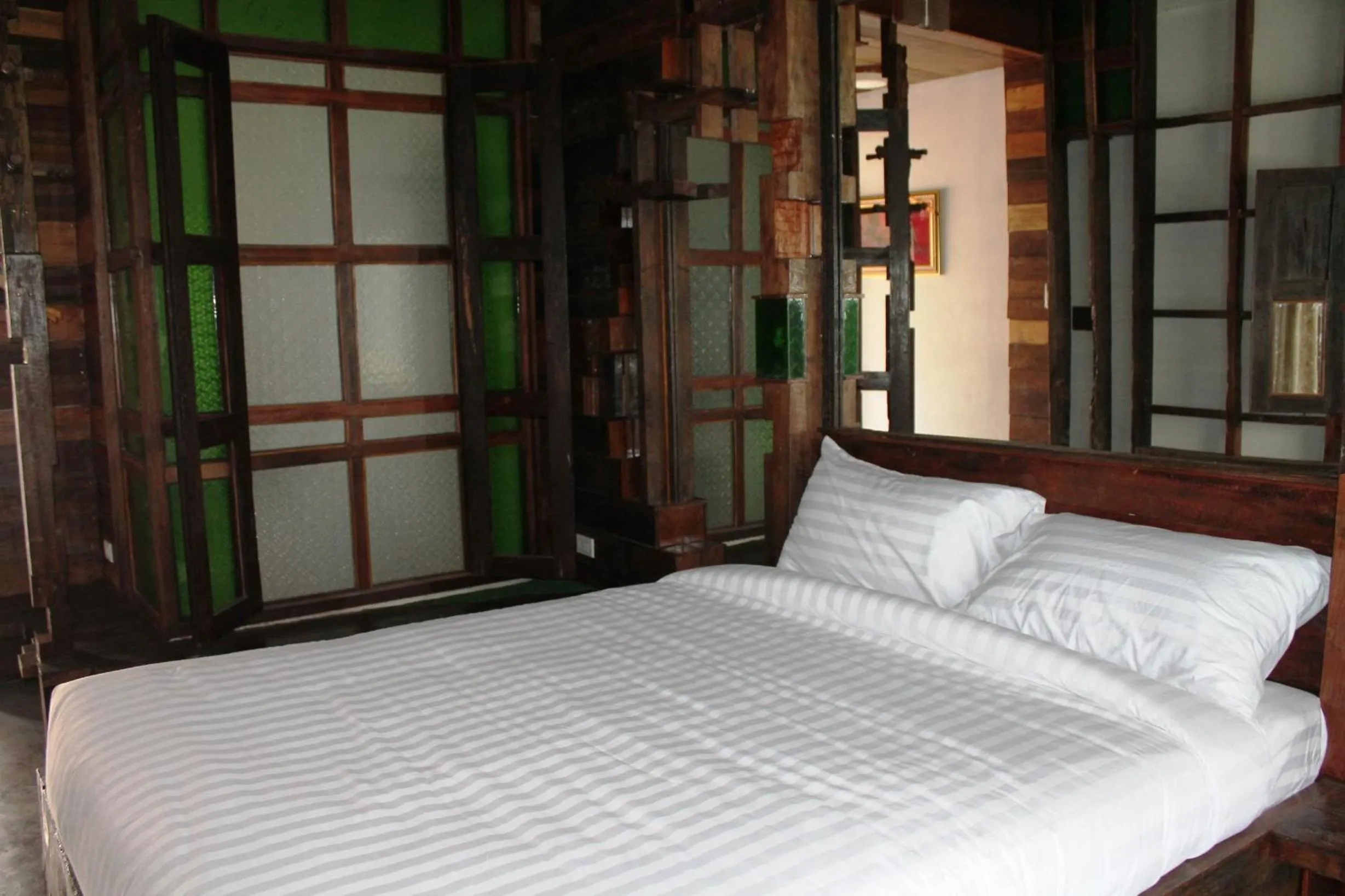Photo of the whole room, Bed in Huen Chan Thip