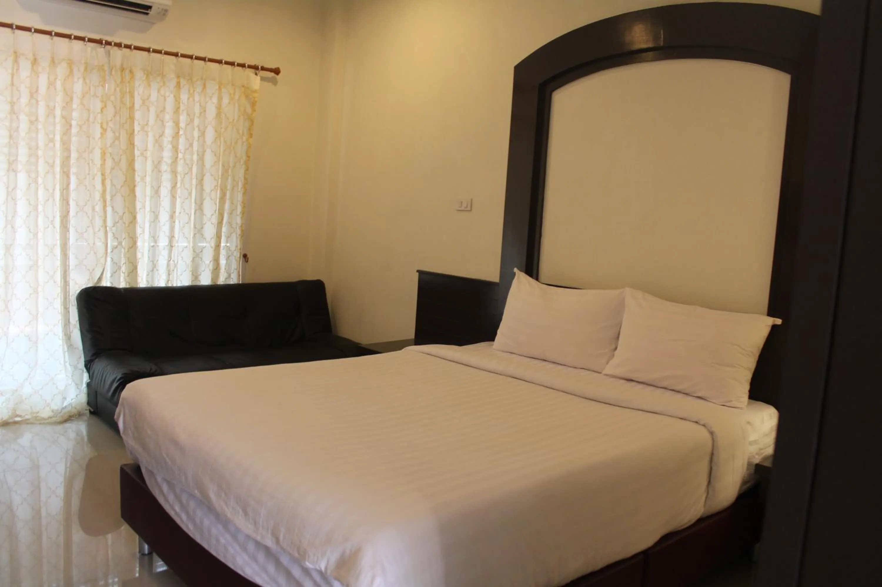 Day, Bed in Huen Chan Thip