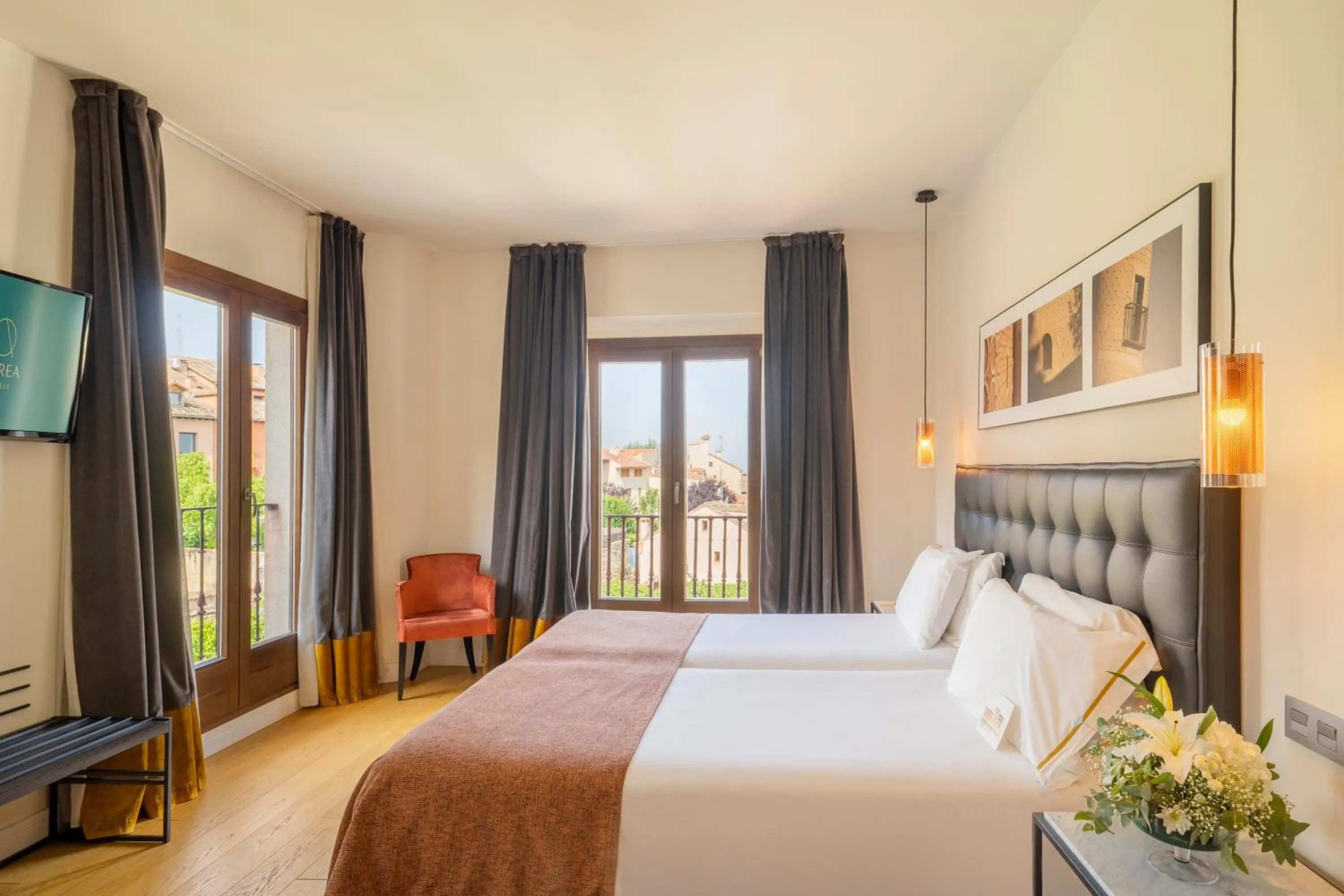 Photo of the whole room, Bed in Áurea Convento Capuchinos by Eurostars Hotel Company
