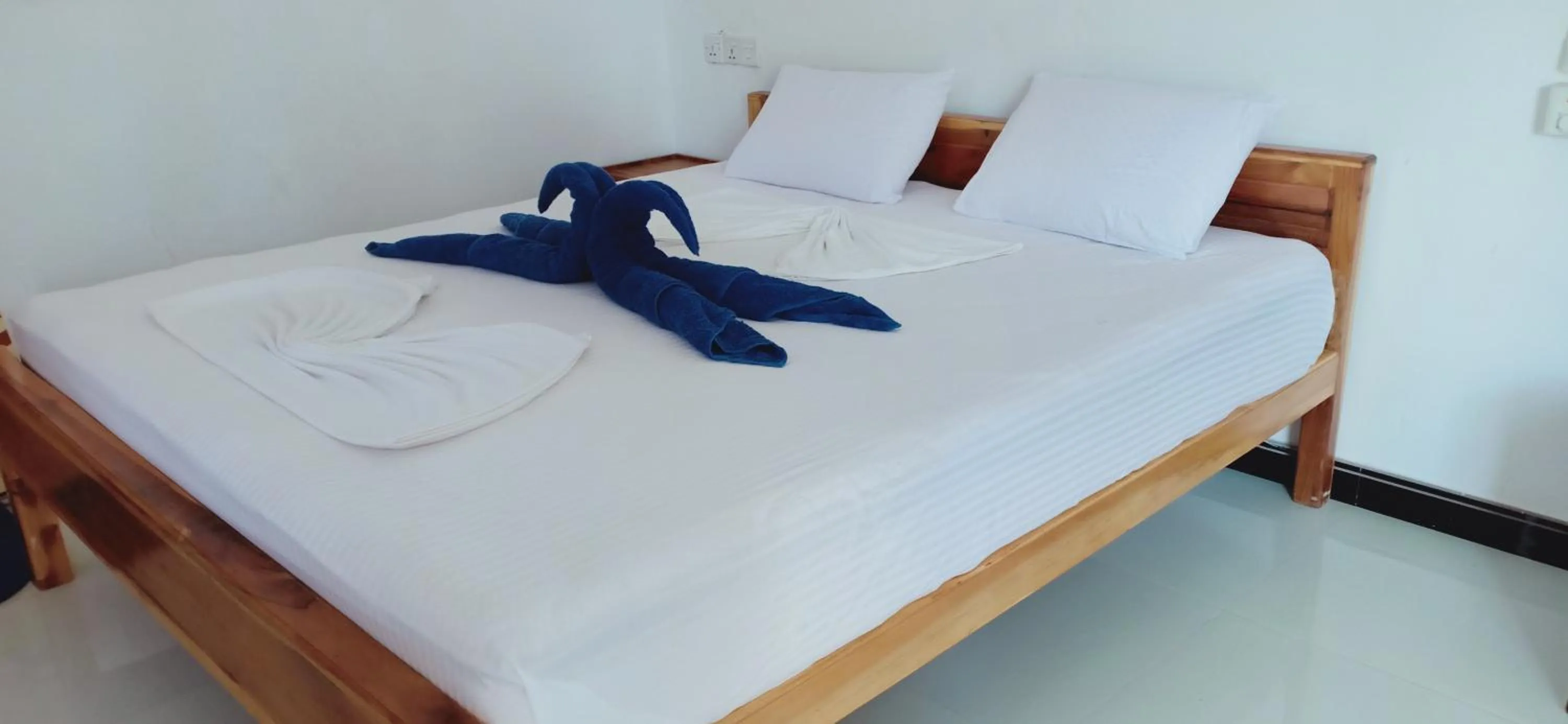 Bed in SURF & SAND Hotel Arugambay