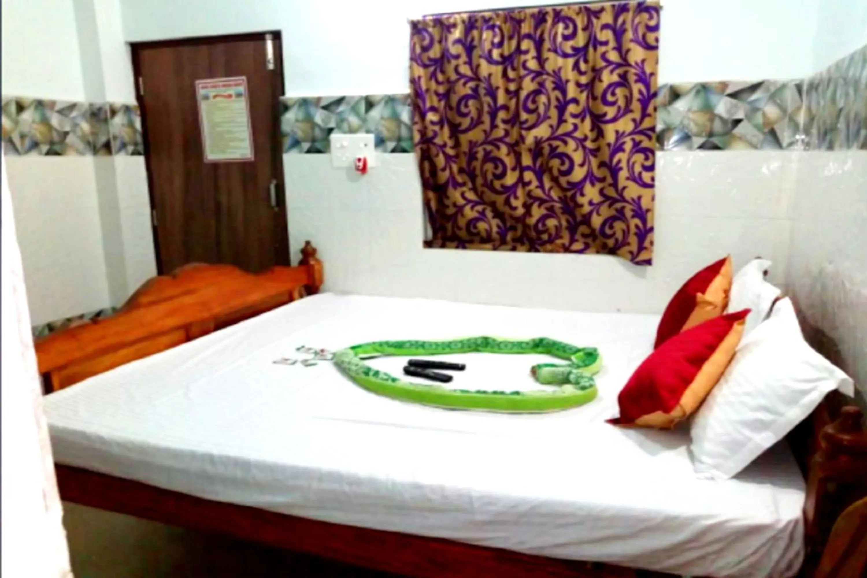 Bed in Goroomgo Pranab Sadan Puri