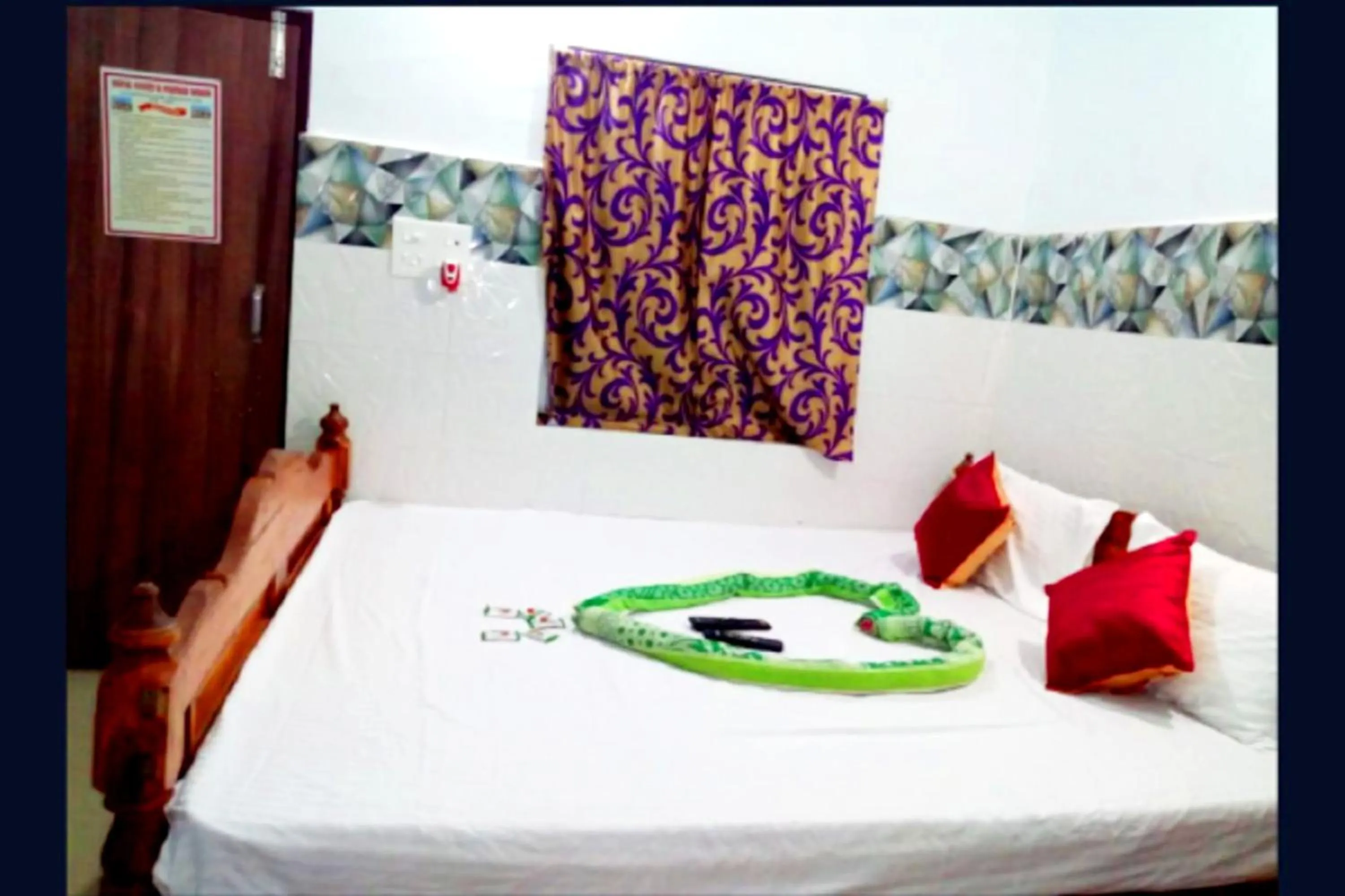 Bed in Goroomgo Pranab Sadan Puri