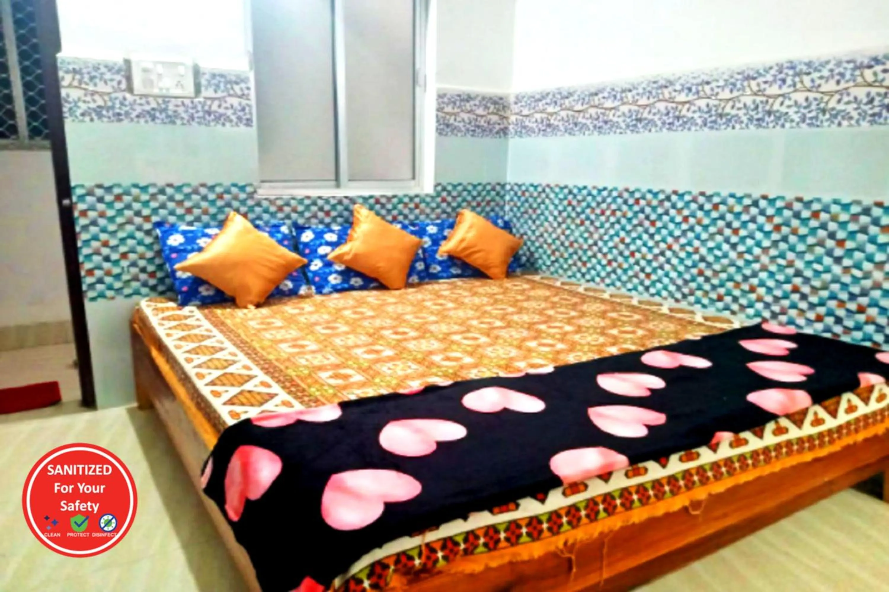 Bed in Goroomgo Pranab Sadan Puri