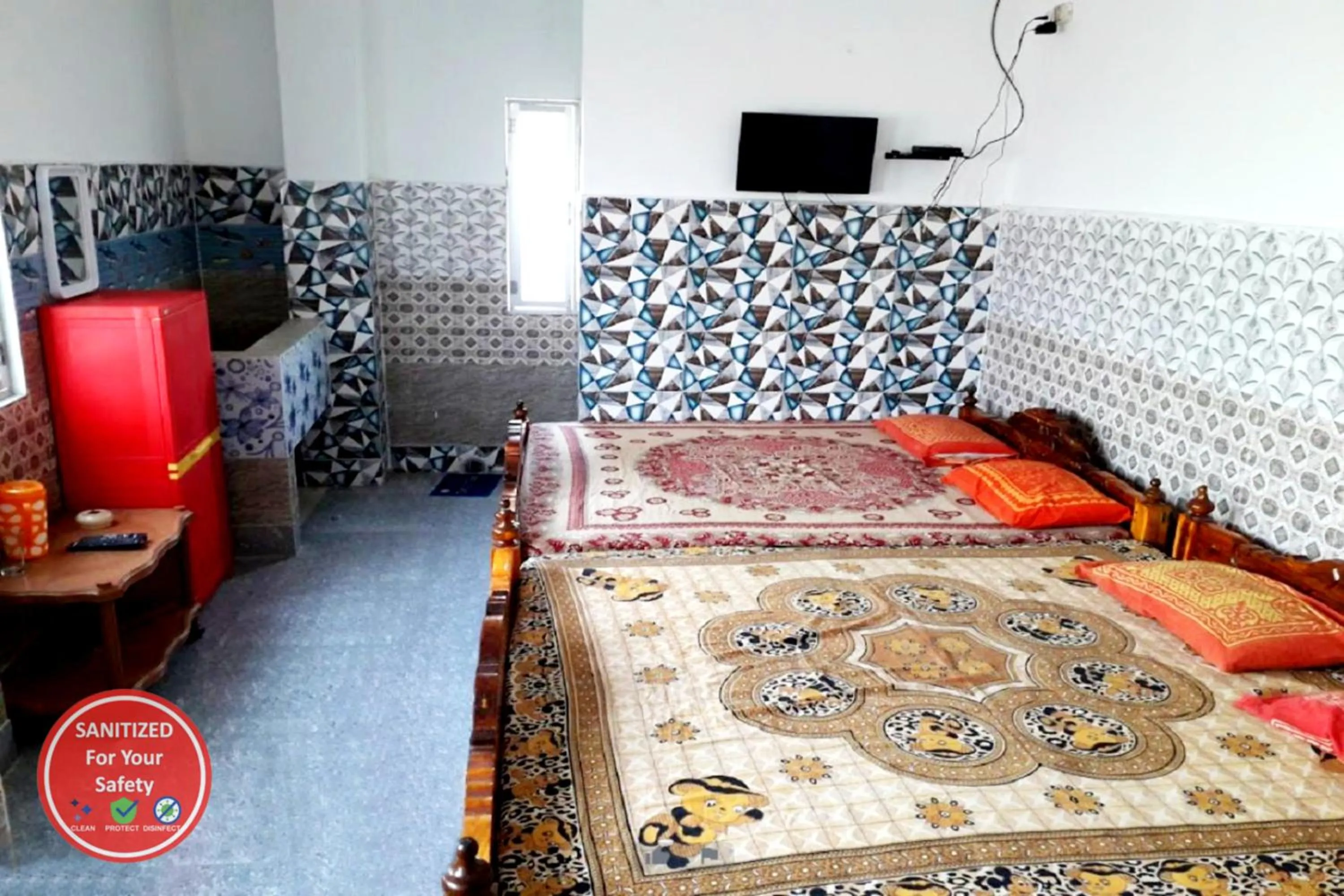 Bed in Goroomgo Pranab Sadan Puri