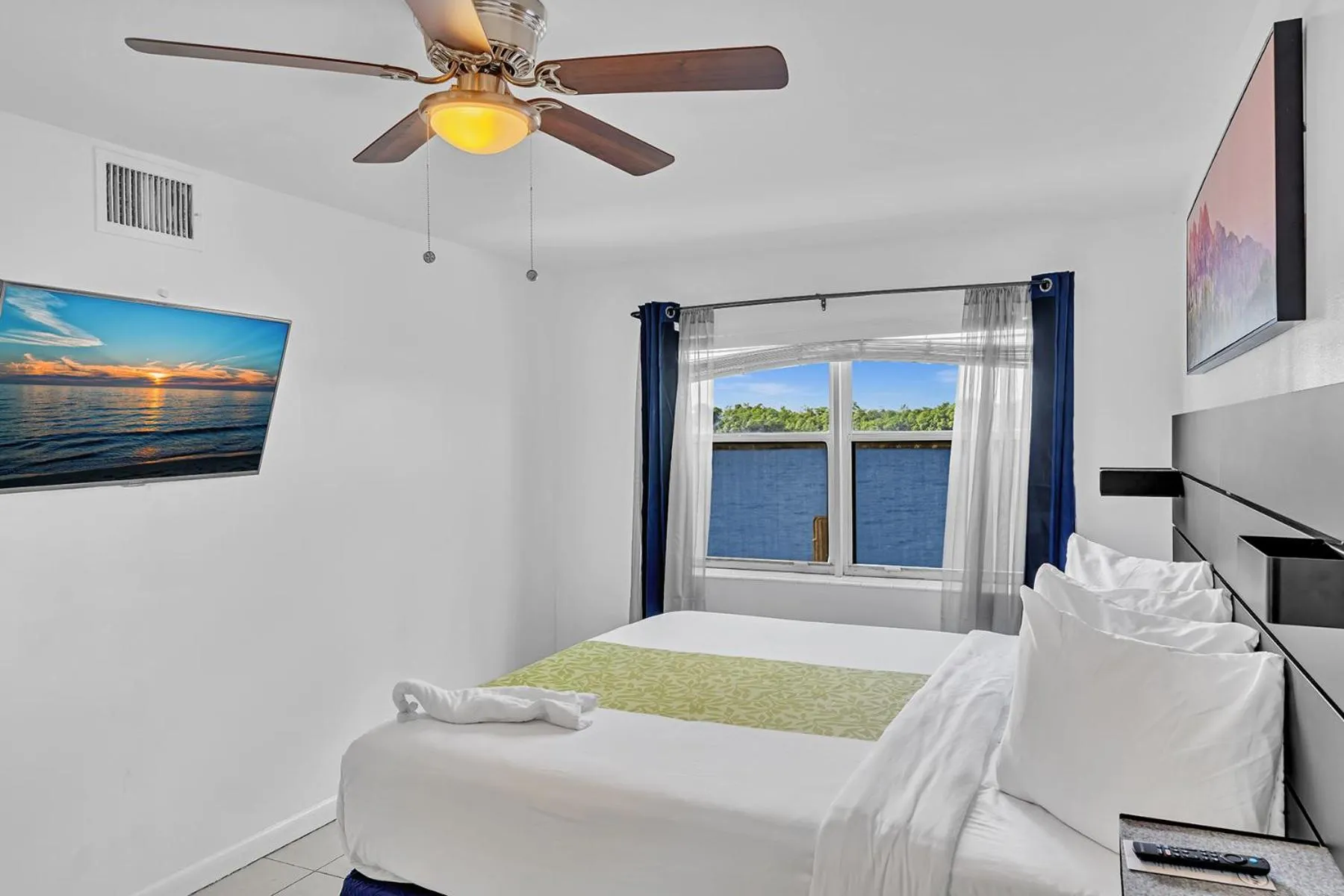 Photo of the whole room, Bed in Coastal Sunset