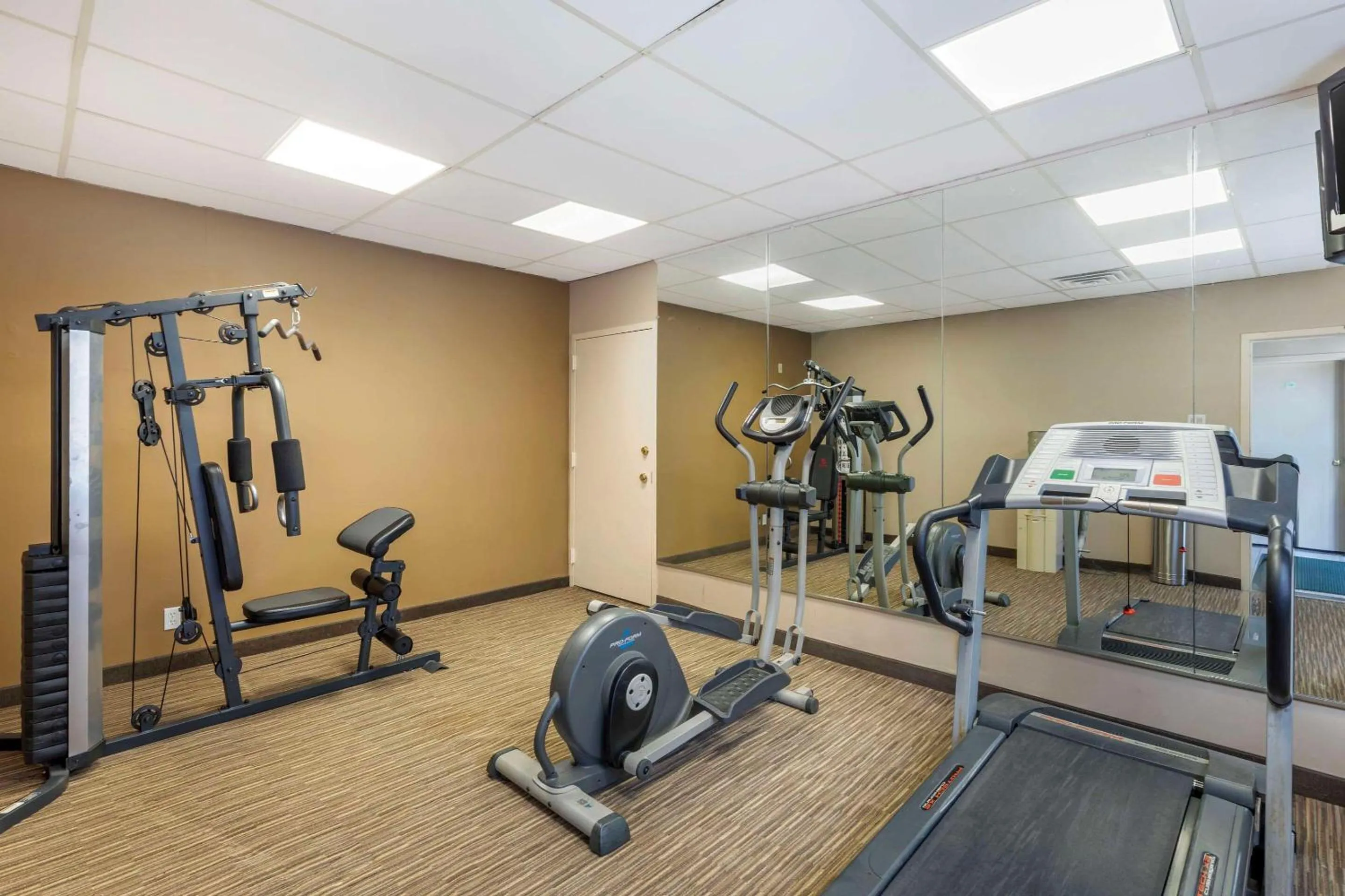 Fitness centre/facilities in Suburban Studios Gainesville