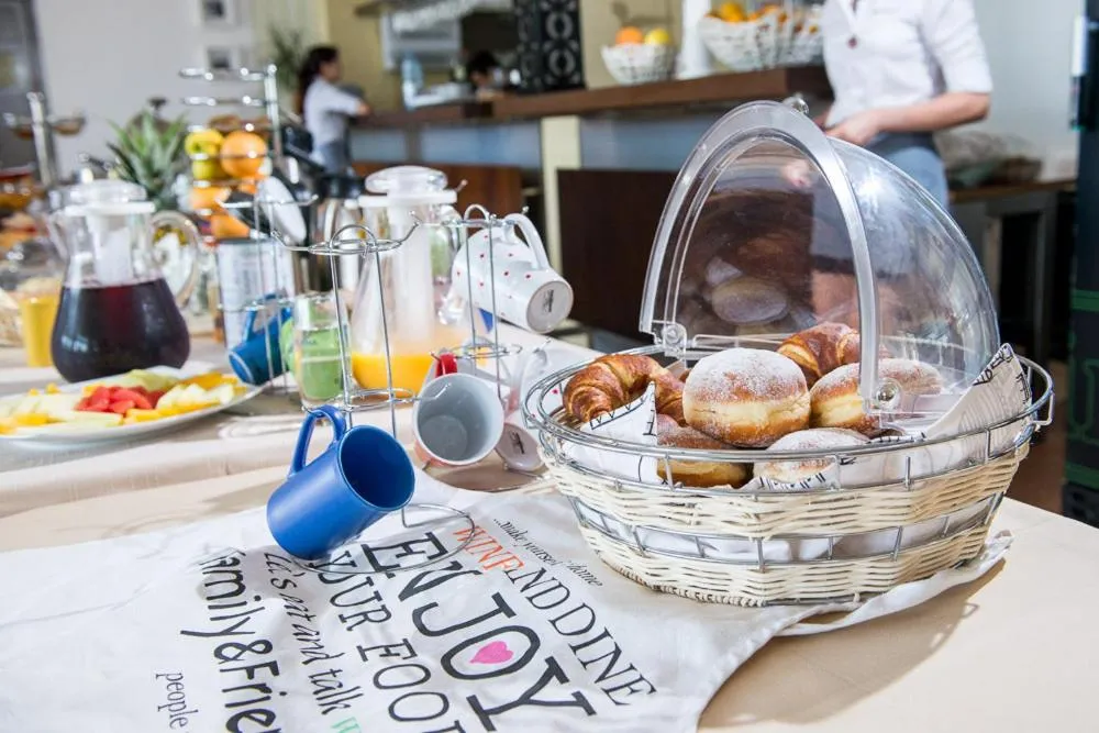 Restaurant/places to eat in Hotel On Plonge Junior