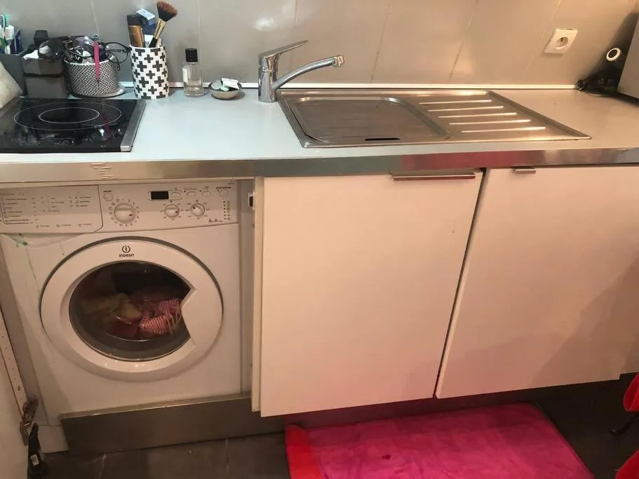 Kitchen or kitchenette in STUDIO CŒUR VIEUX PARIS. Pied du métro.Tout équipé