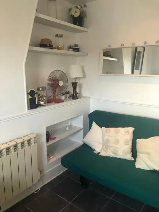 Living room in STUDIO CŒUR VIEUX PARIS. Pied du métro.Tout équipé