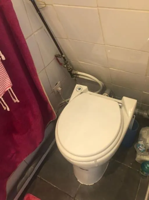 Toilet in STUDIO CŒUR VIEUX PARIS. Pied du métro.Tout équipé