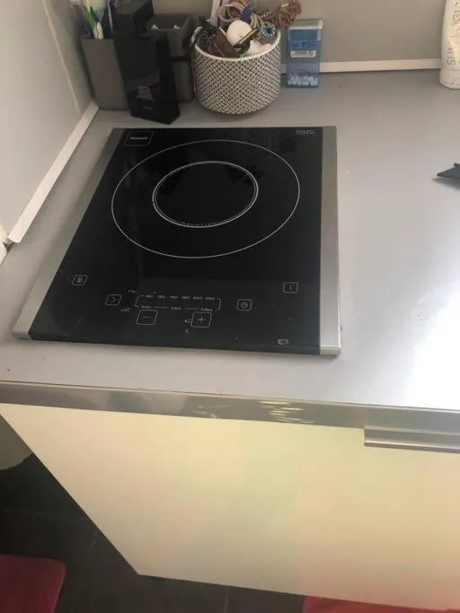 stove in STUDIO CŒUR VIEUX PARIS. Pied du métro.Tout équipé