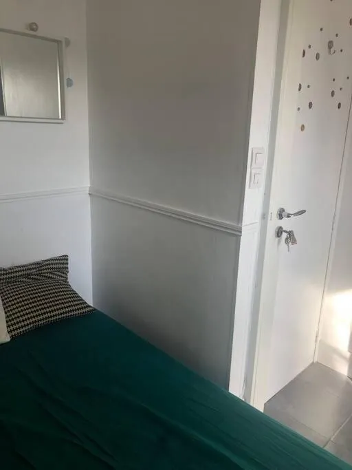 Bed in STUDIO CŒUR VIEUX PARIS. Pied du métro.Tout équipé