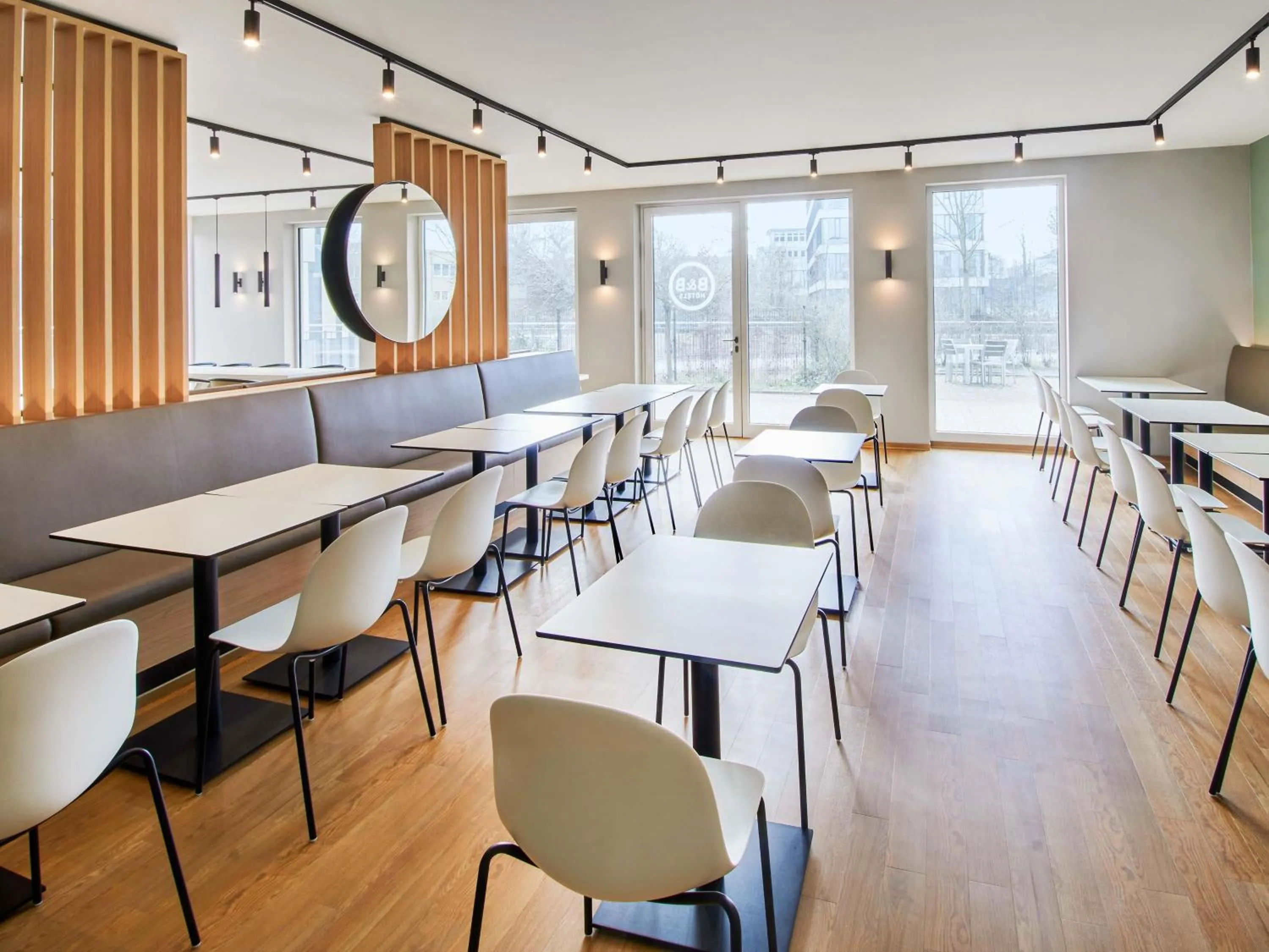 Lounge or bar in B&B Hotel Bad Homburg