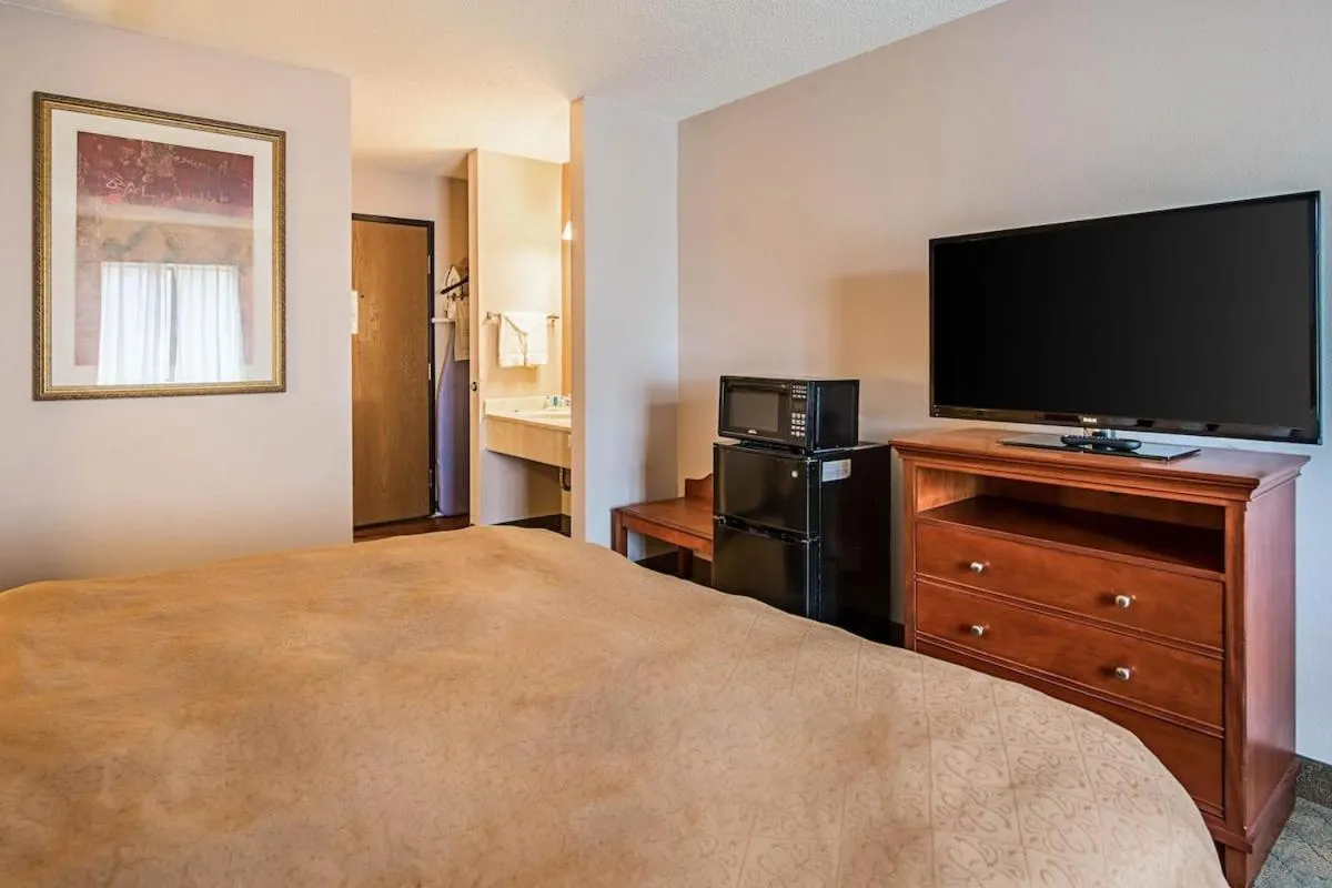 Bed in Royal Inn Suites