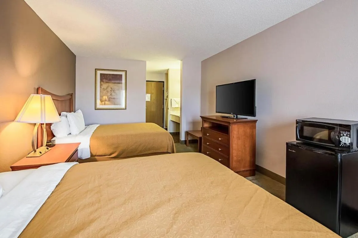 Bed in Royal Inn Suites