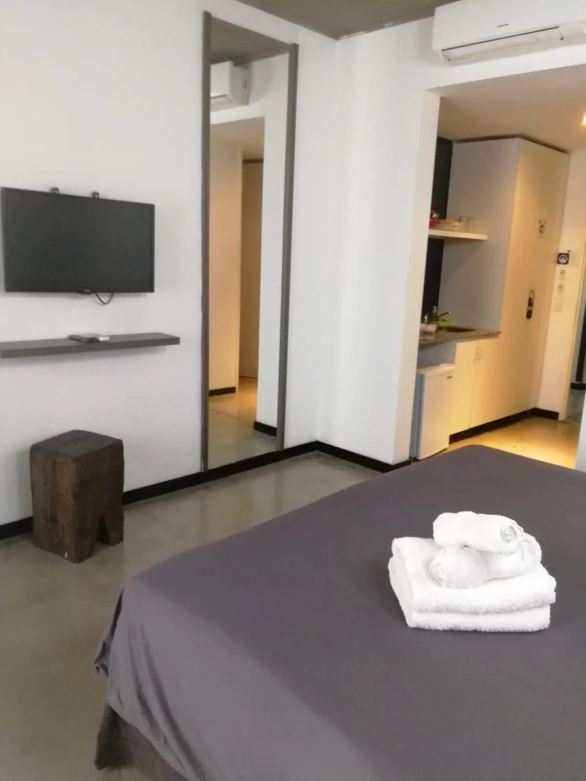 Photo of the whole room, Bed in Babel Studios