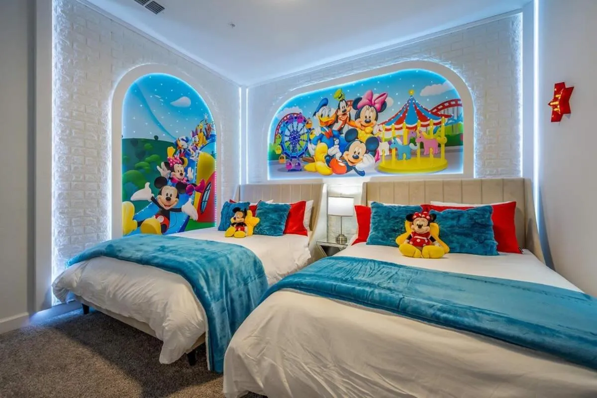 Bed in Luxury Chic Modern Home Prime Location