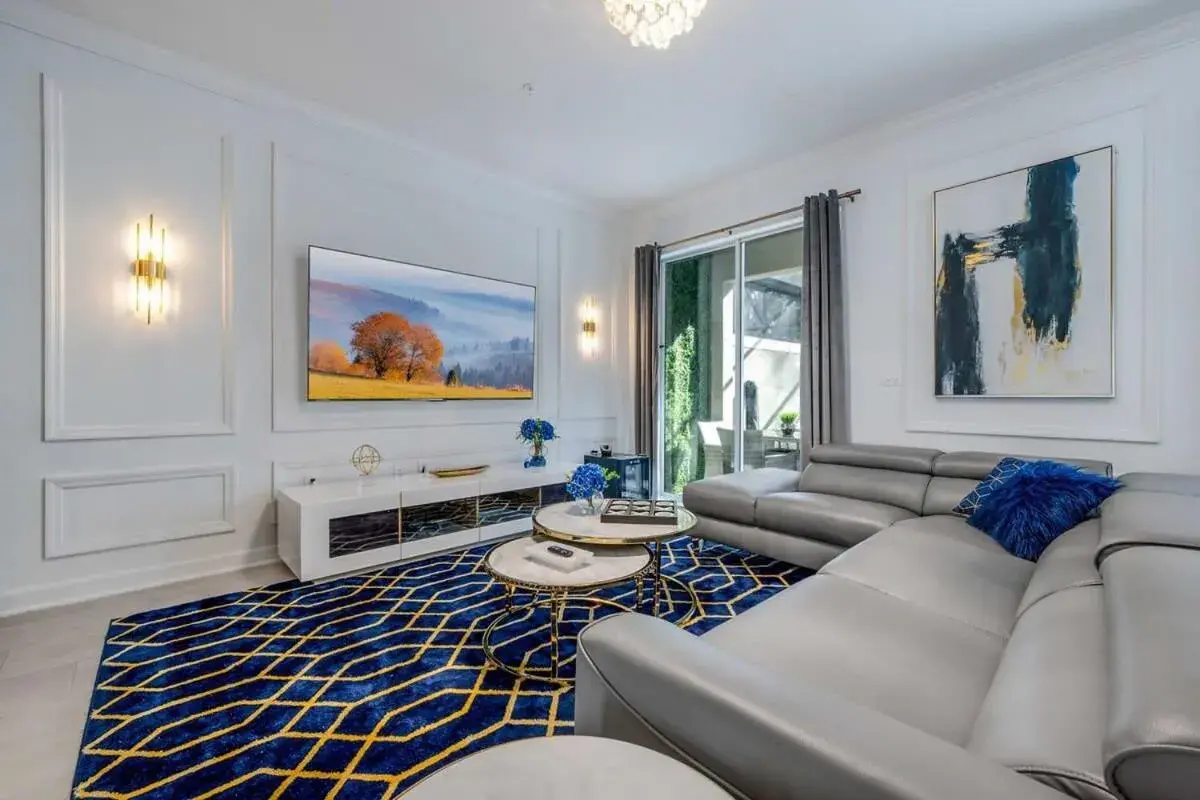 Luxury Chic Modern Home Prime Location Luxury Chic Modern Home Prime Location