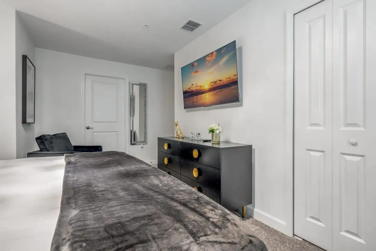 Bed in Luxury Chic Modern Home Prime Location