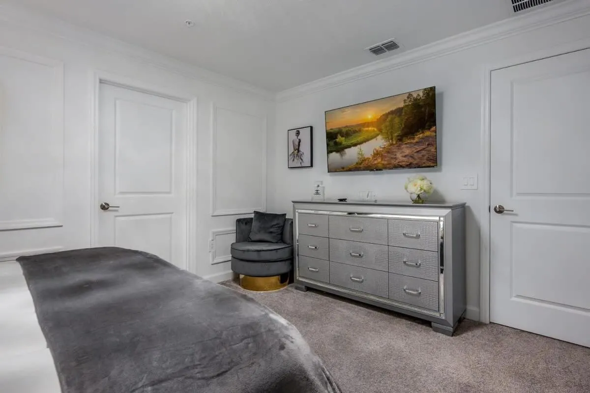 Bed in Luxury Chic Modern Home Prime Location