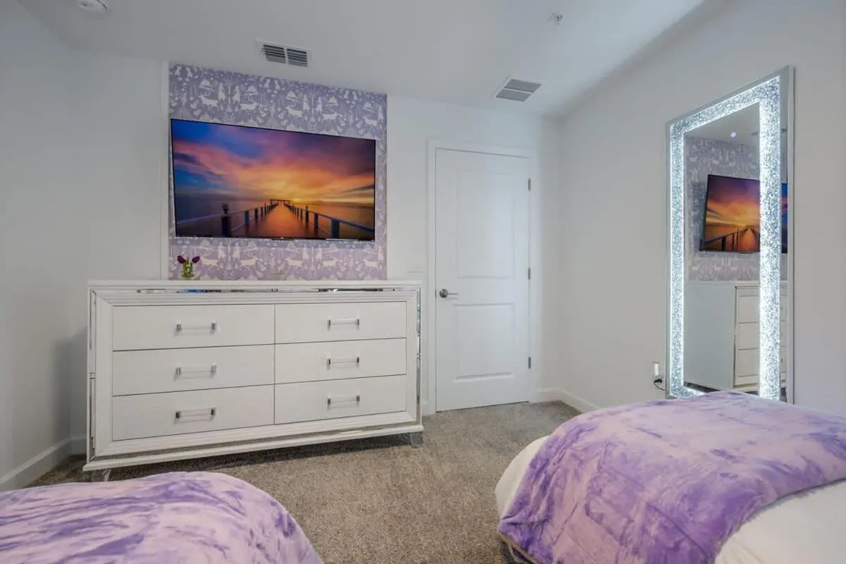Bed in Luxury Chic Modern Home Prime Location