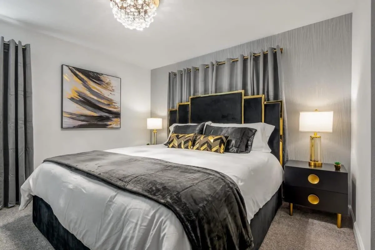 Bed in Luxury Chic Modern Home Prime Location