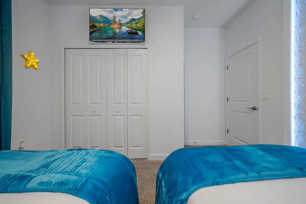 Bed in Luxury Chic Modern Home Prime Location