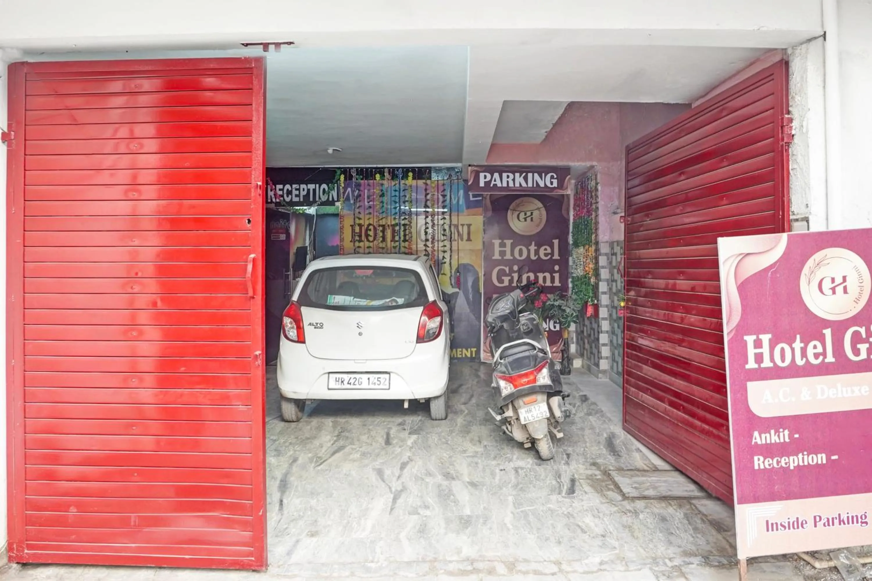 Facade/entrance in Hotel O Ginni