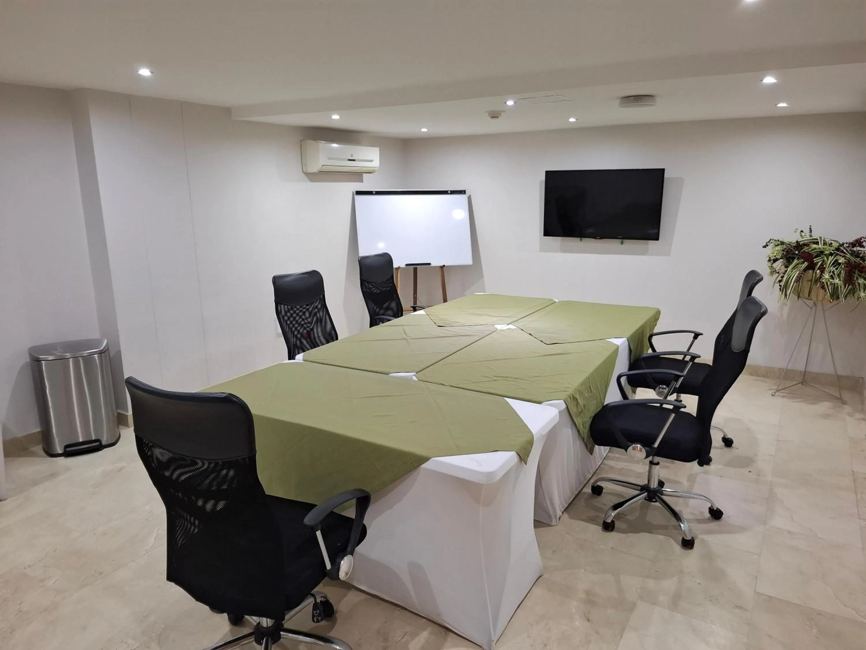 Meeting/conference room in Washington Plaza