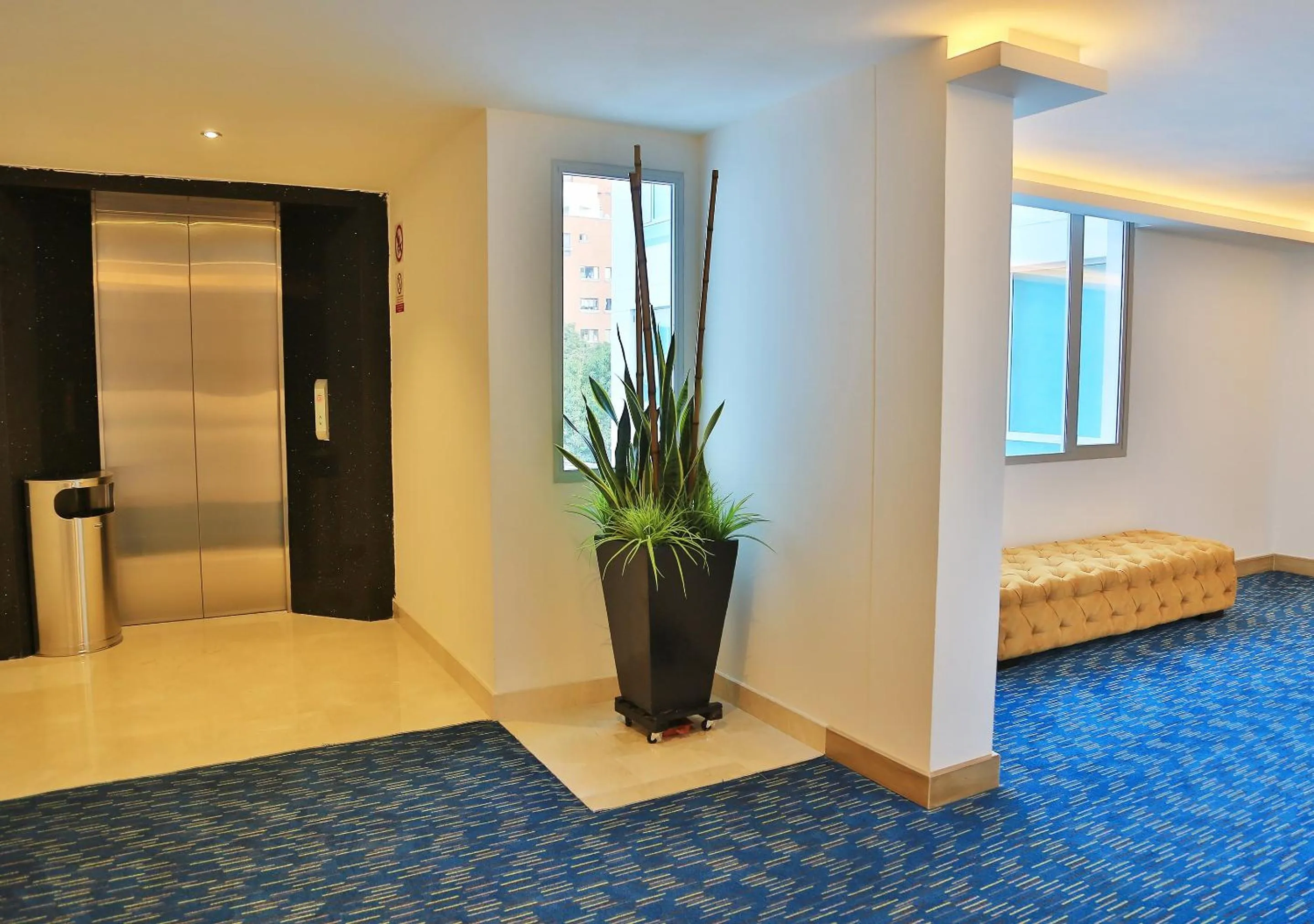 Property building, Bed in Washington Plaza