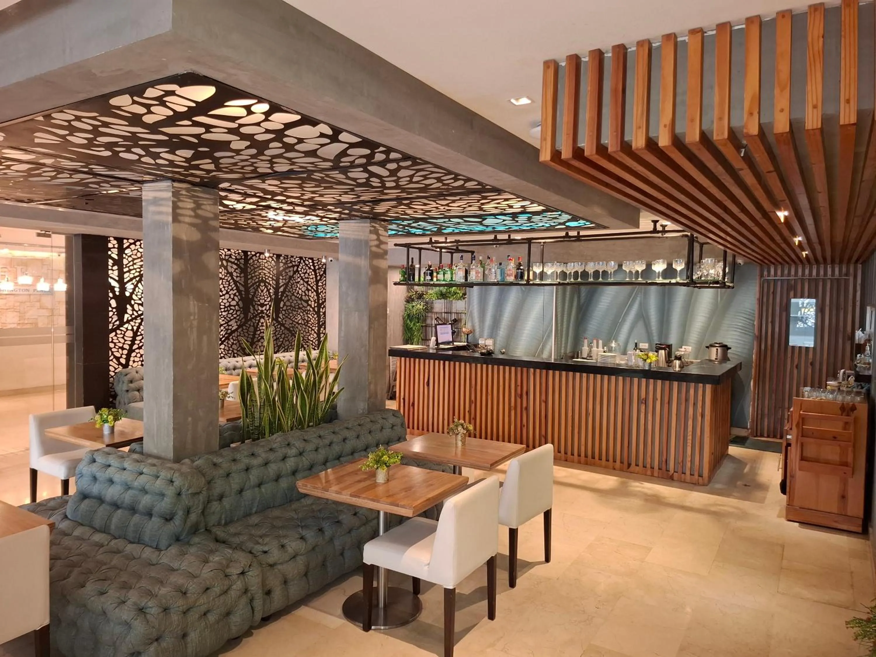 Restaurant/places to eat in Washington Plaza