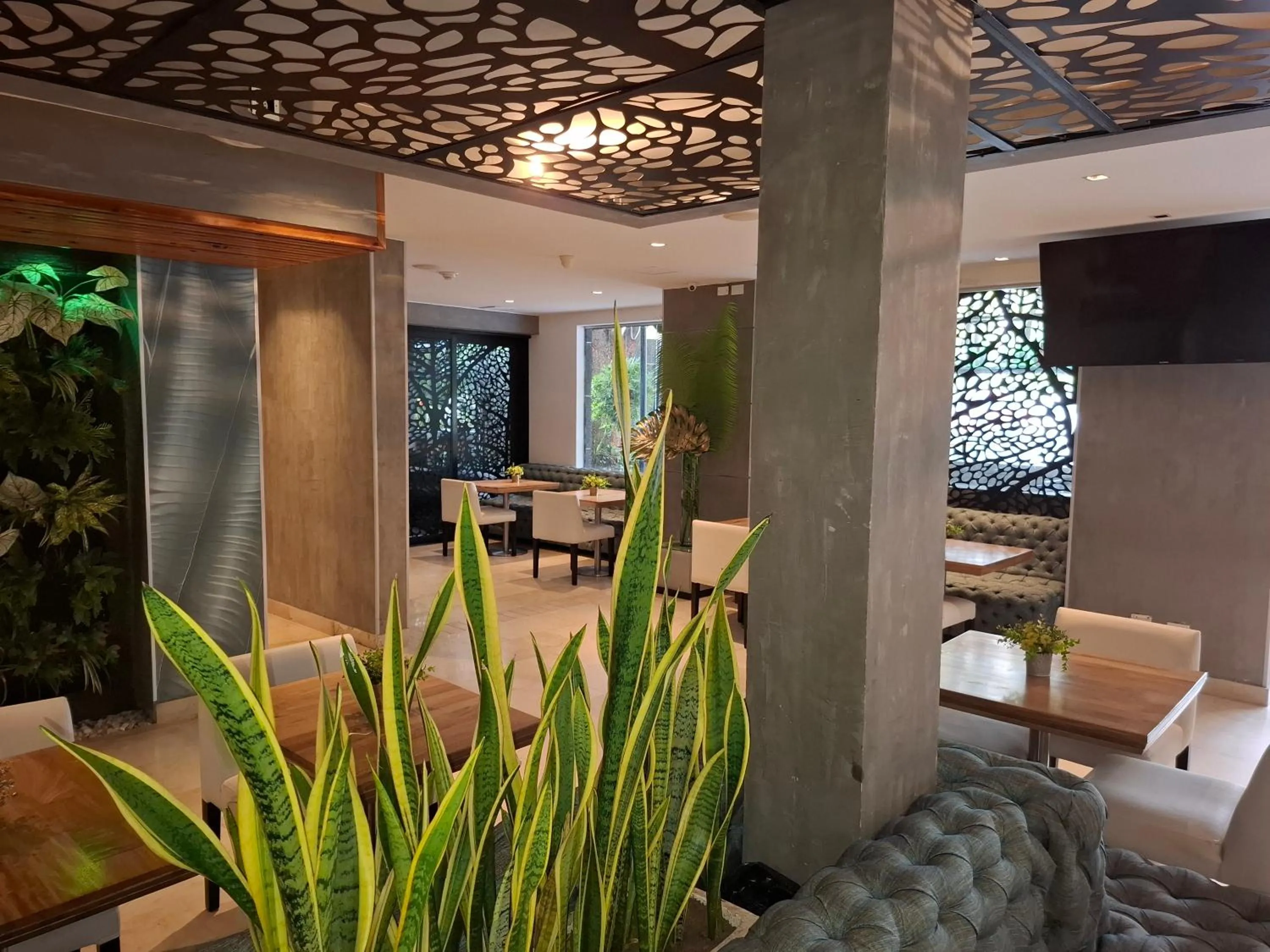 Restaurant/places to eat in Washington Plaza